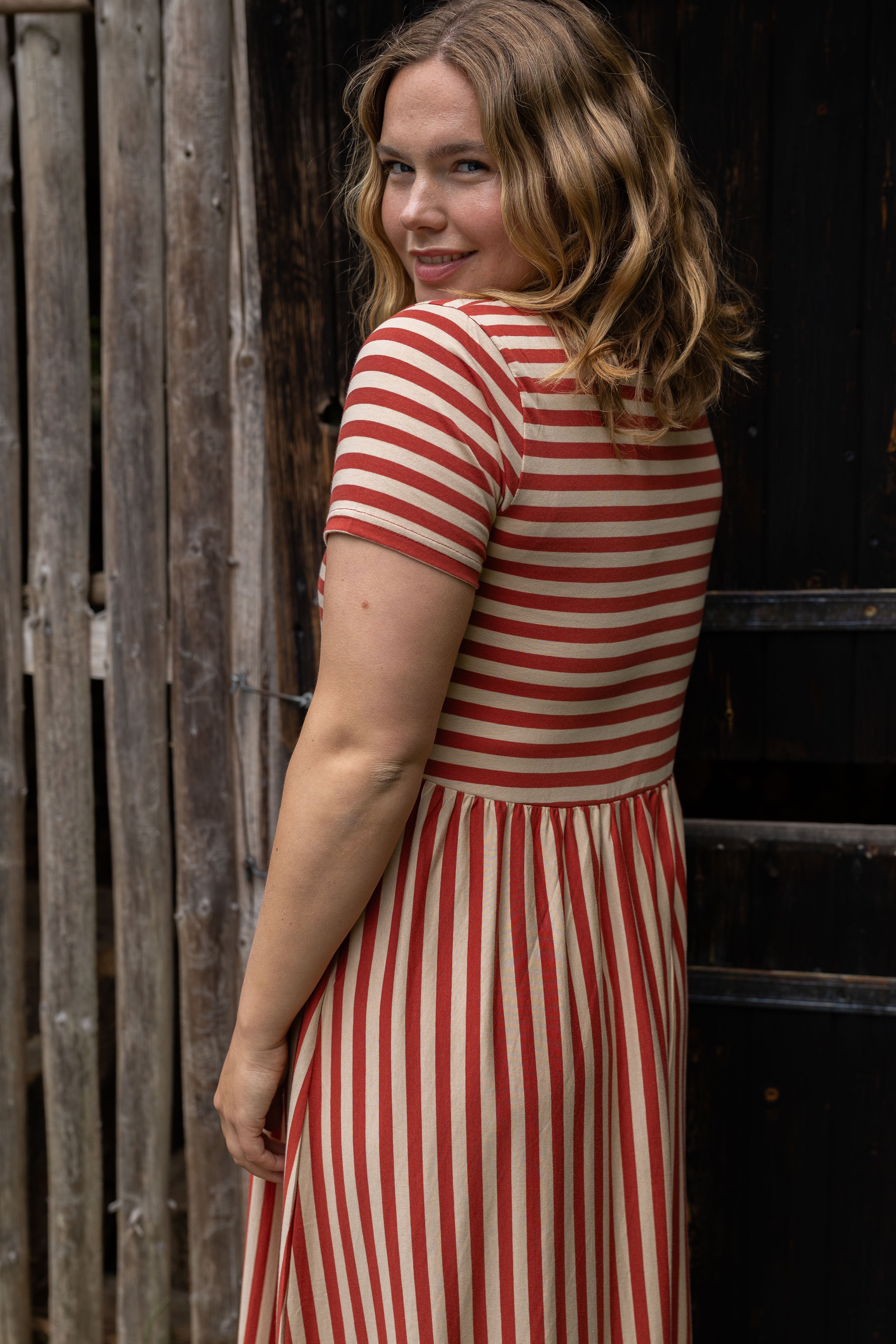Sød kjole med striber i brændt rød og sandfarve til kvinder