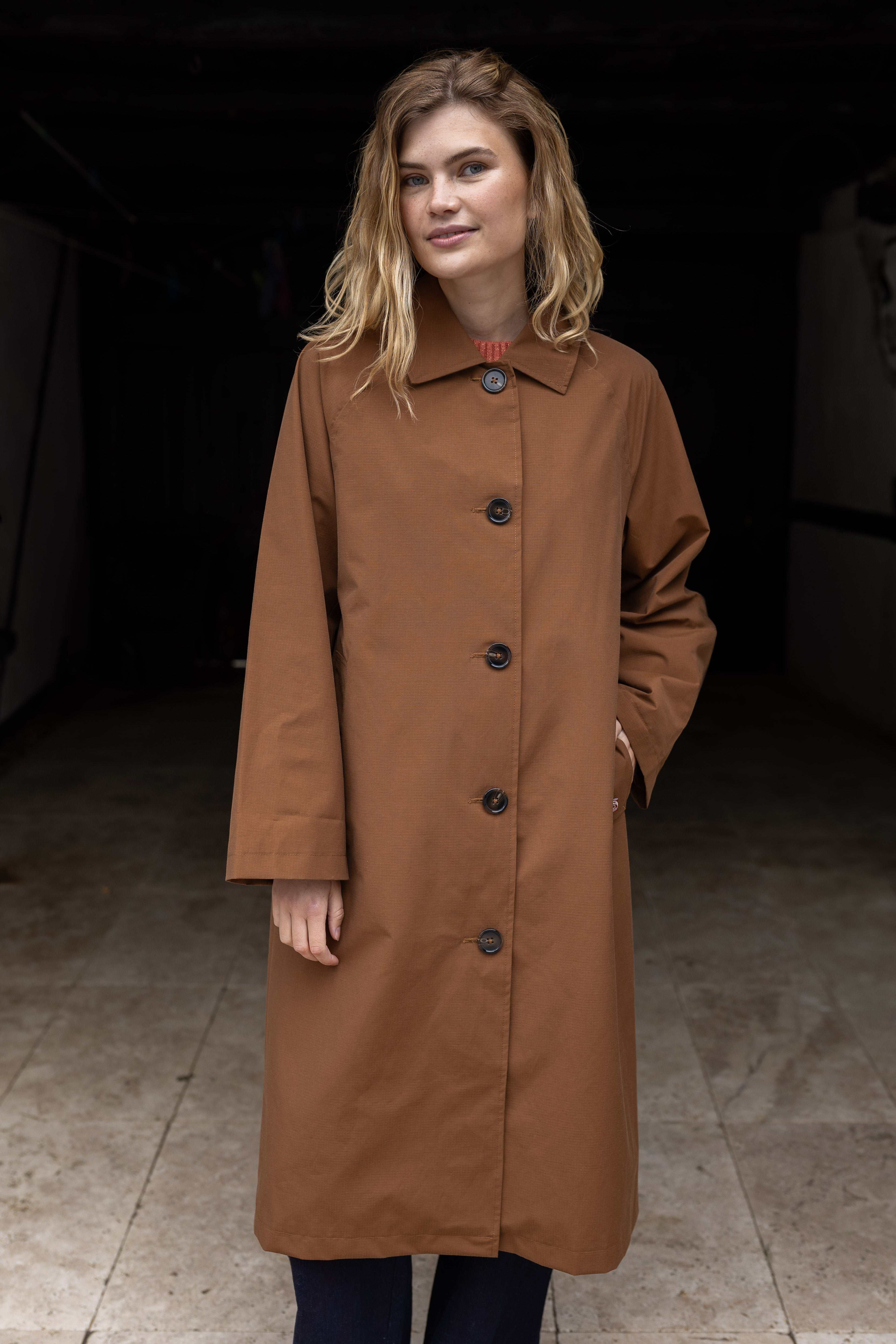 Elegant brown trench coat with a fine patterned lining. Shop at