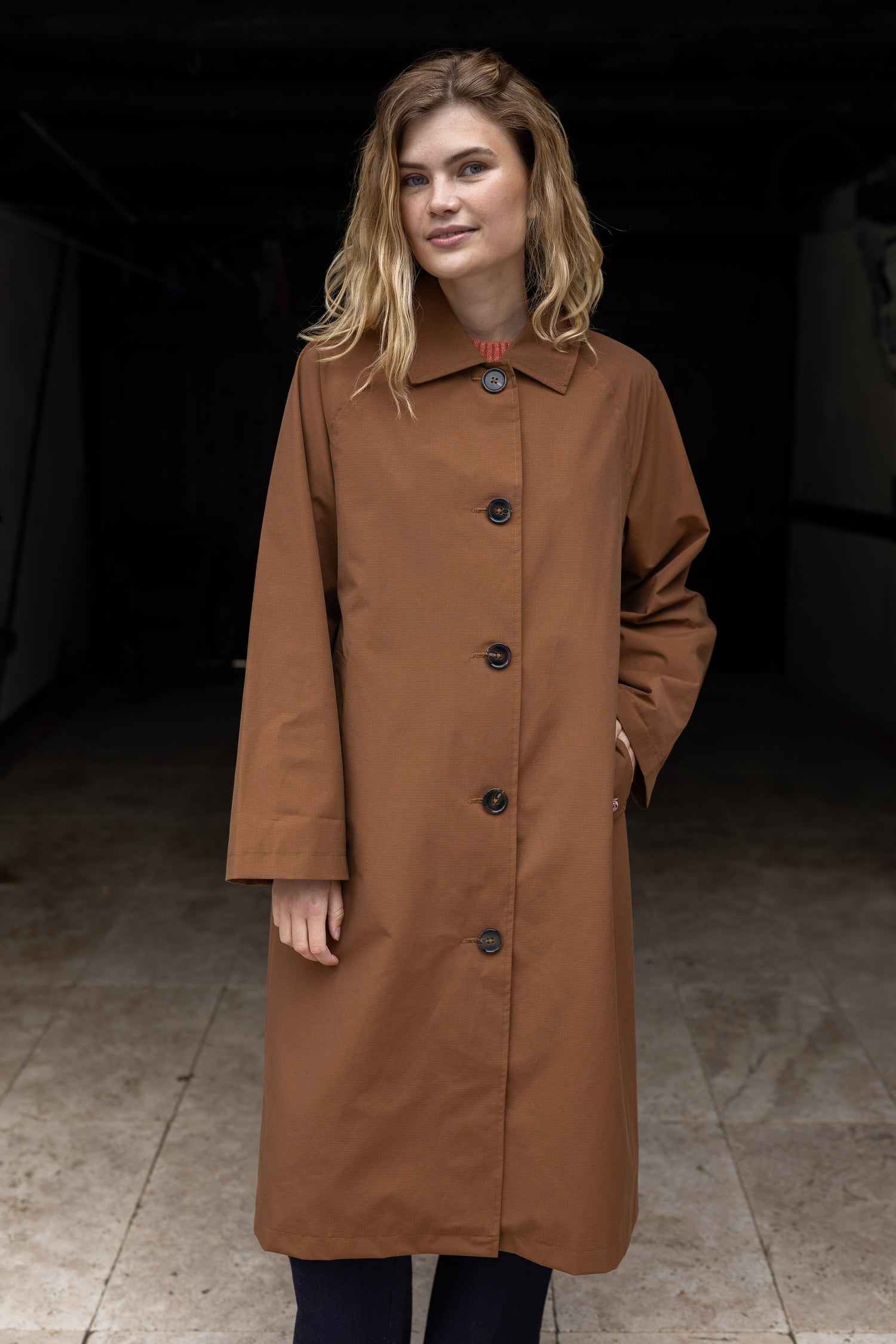 Elegant brun trenchcoat med mønstret for til kvinder.