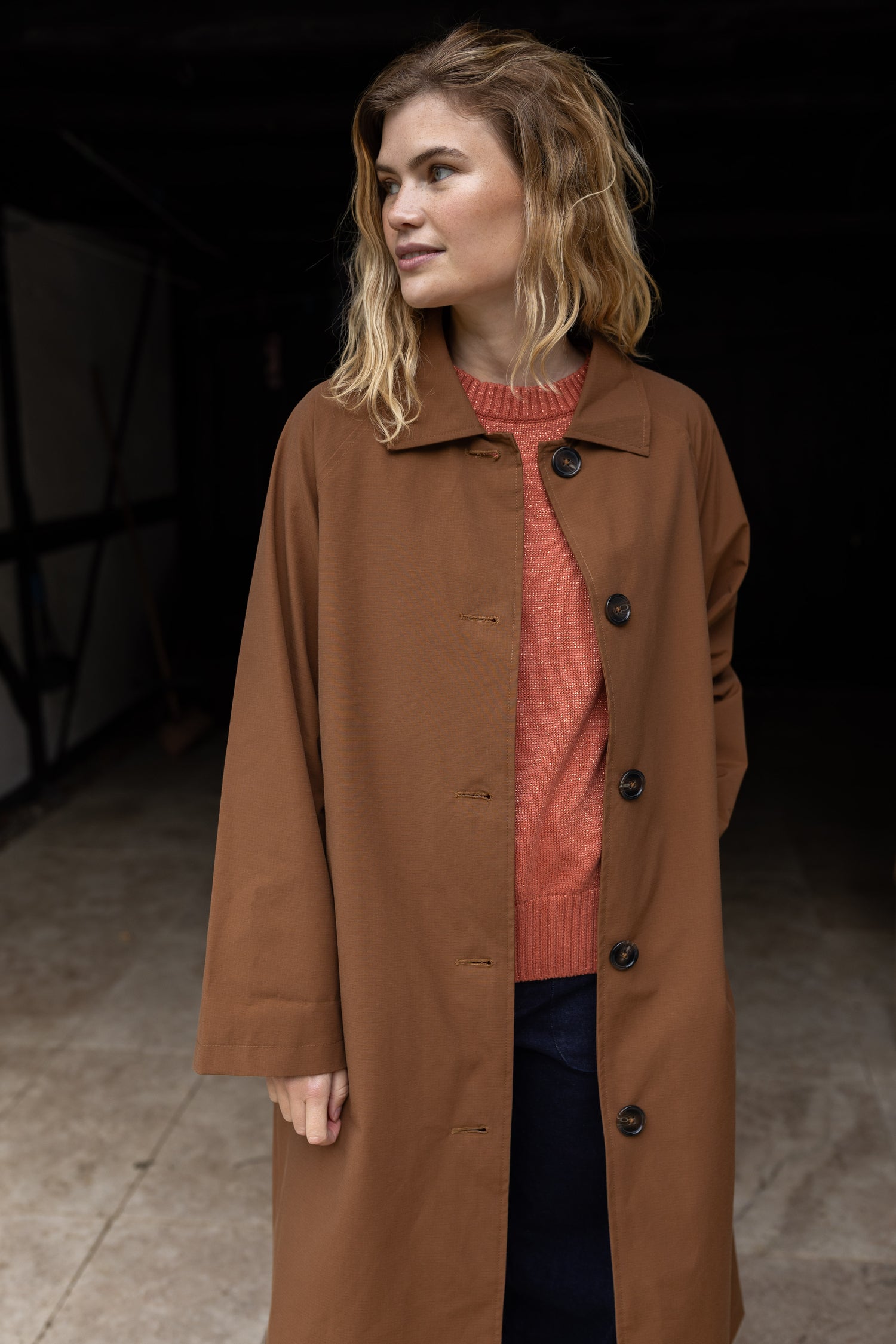 Elegant brun trenchcoat til kvinder med mønstret for