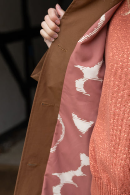 Elegant brun trenchcoat til kvinder med mønstret for