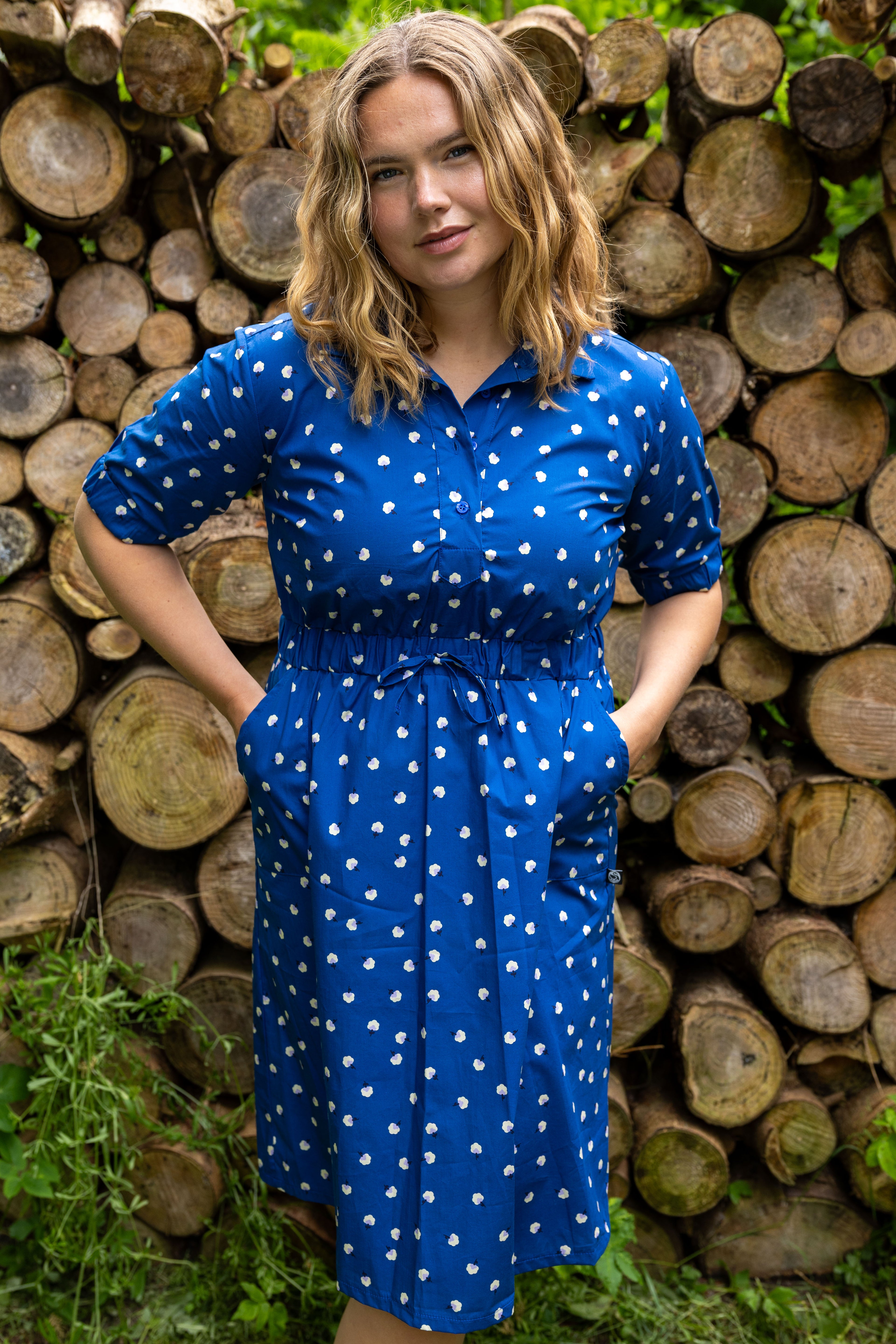 Fin skjortekjole i mørkeblå med blomsterinspireret mønster til kvinder