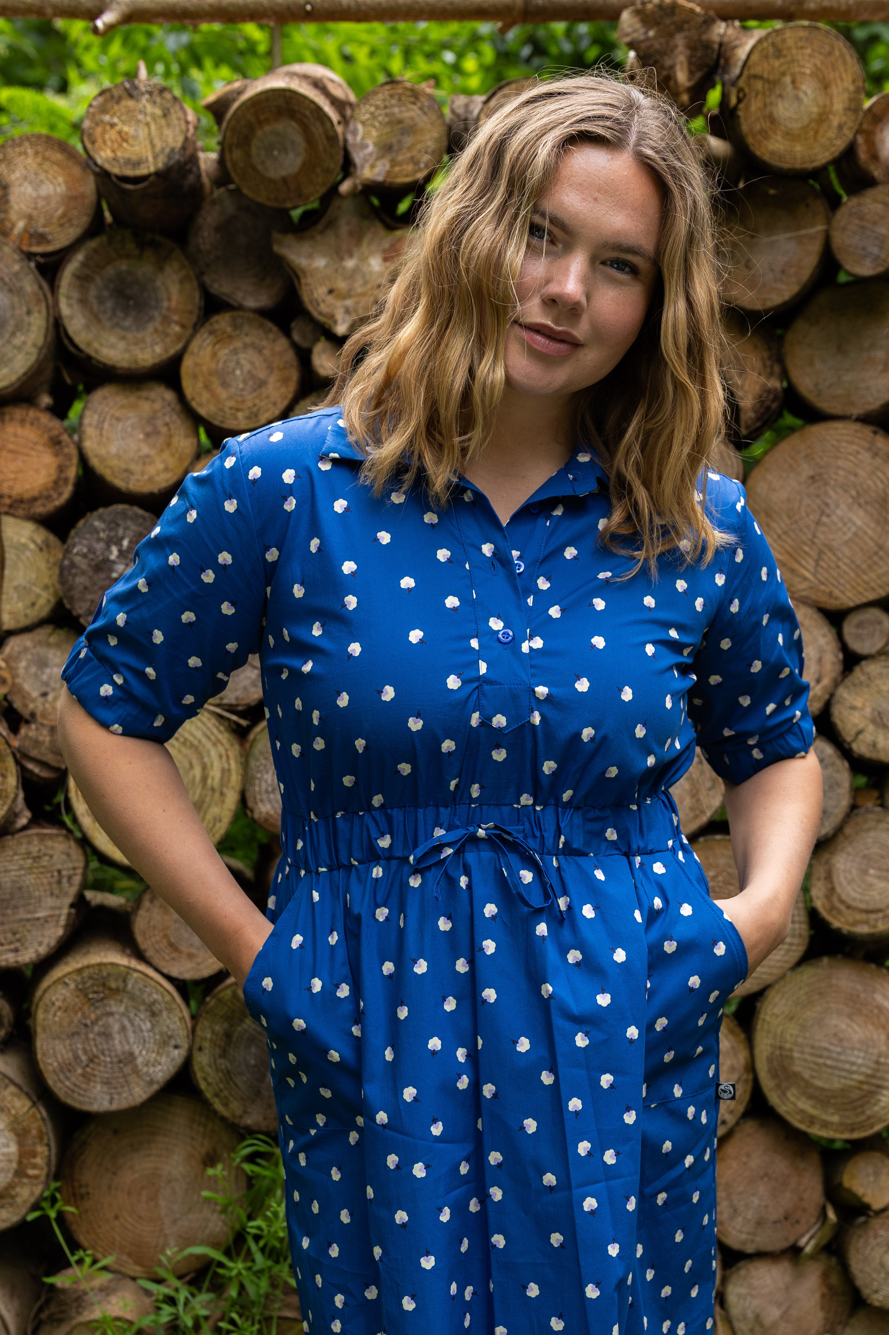 Fin skjortekjole i mørkeblå med blomsterinspireret mønster til kvinder