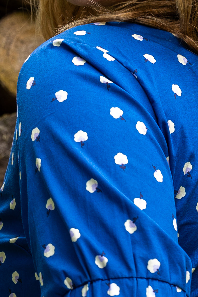 Fin skjortekjole i mørkeblå med blomsterinspireret mønster til kvinder