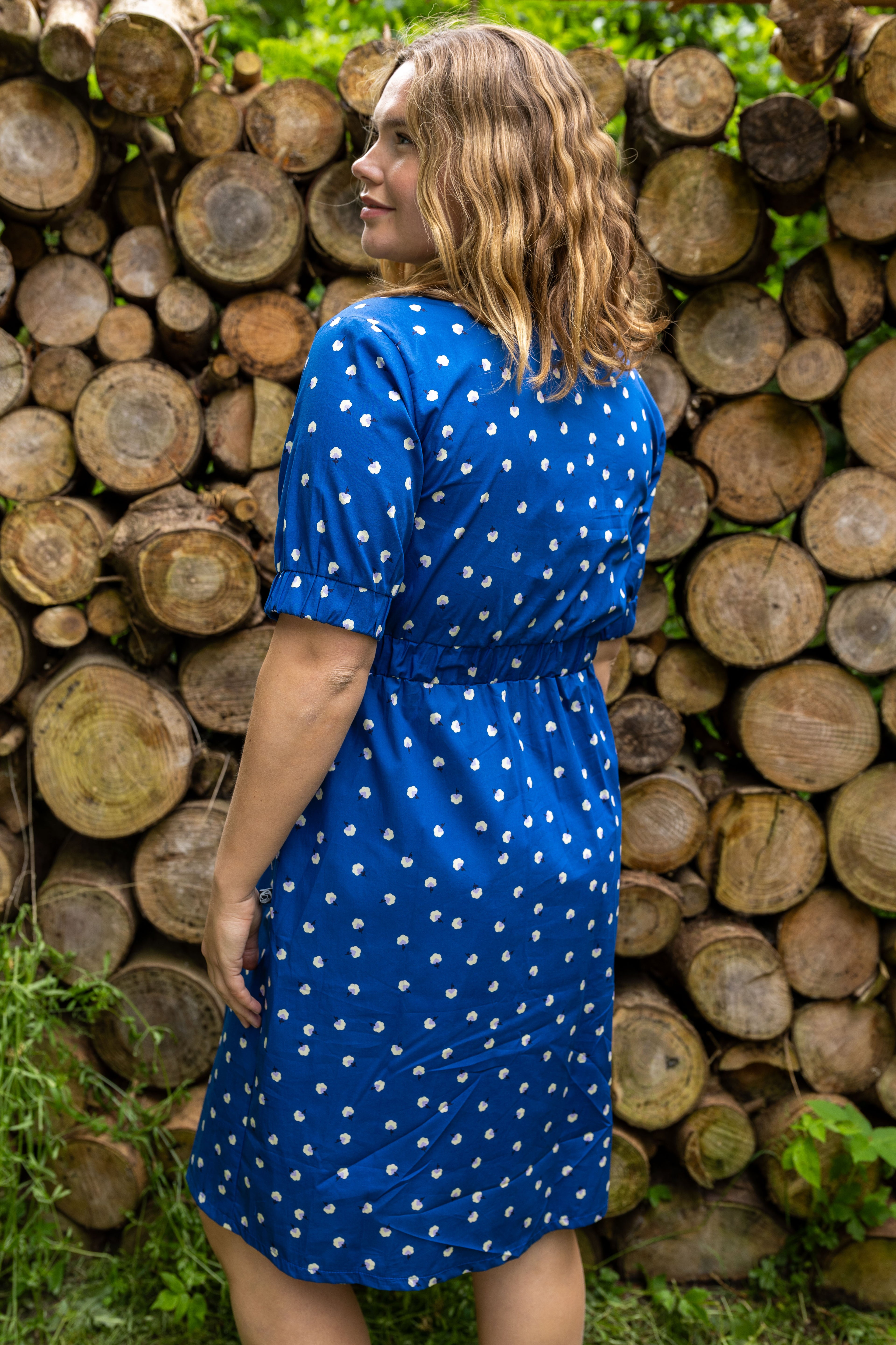 Fin skjortekjole i mørkeblå med blomsterinspireret mønster til kvinder