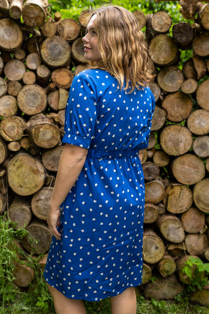 Fin skjortekjole i mørkeblå med blomsterinspireret mønster til kvinder