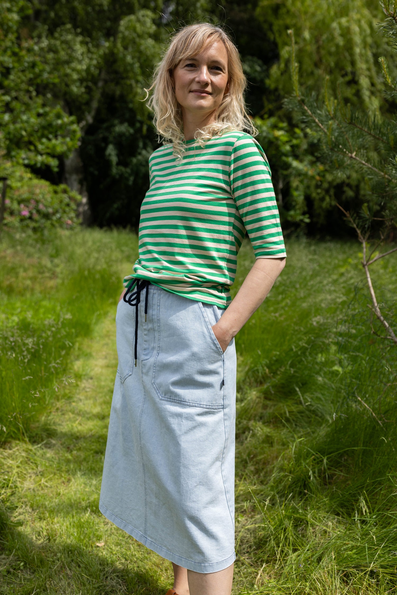 Lækker t-shirt med striber i grøn og beige til kvinder