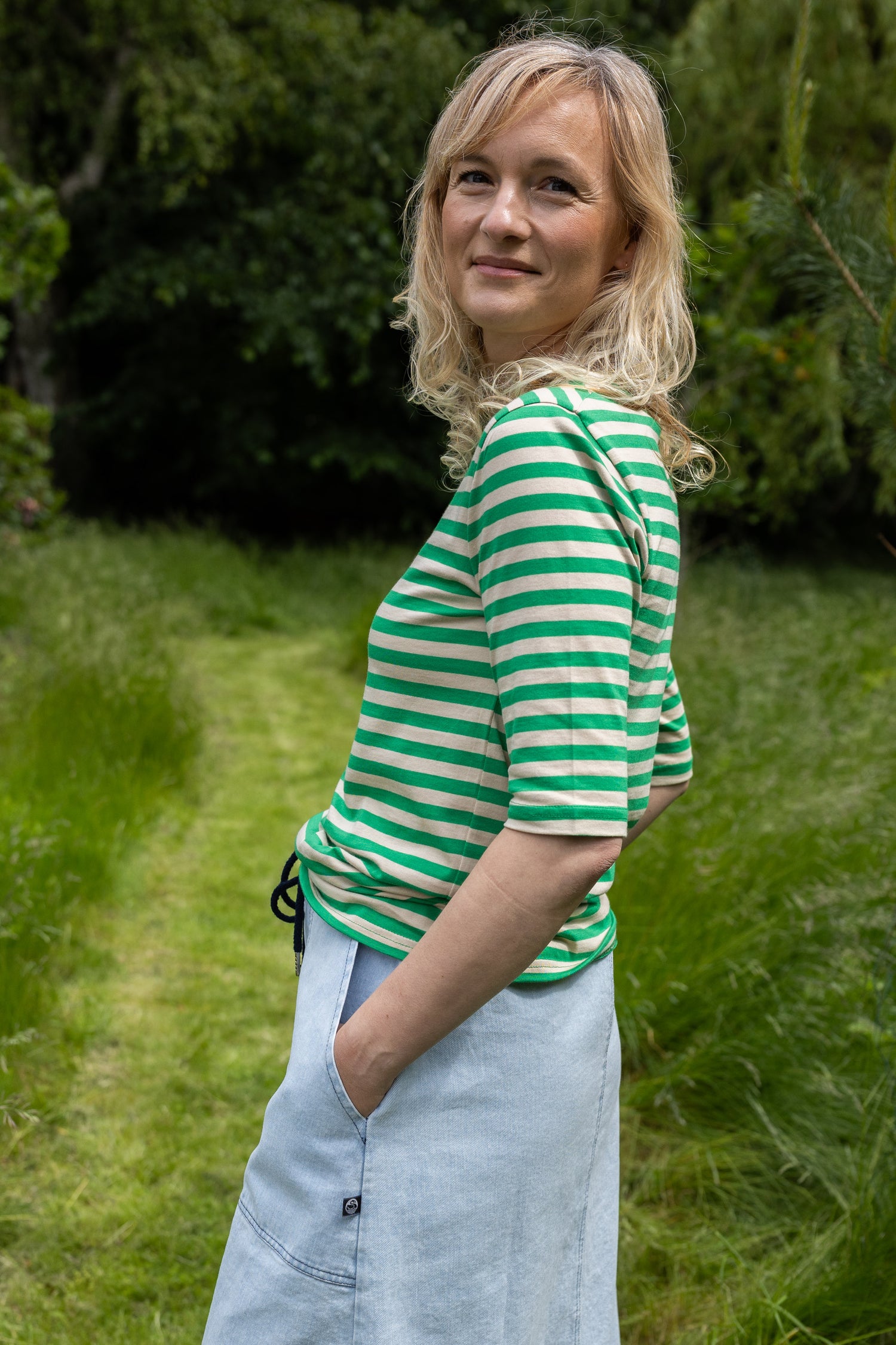 Lækker t-shirt med striber i grøn og beige til kvinder