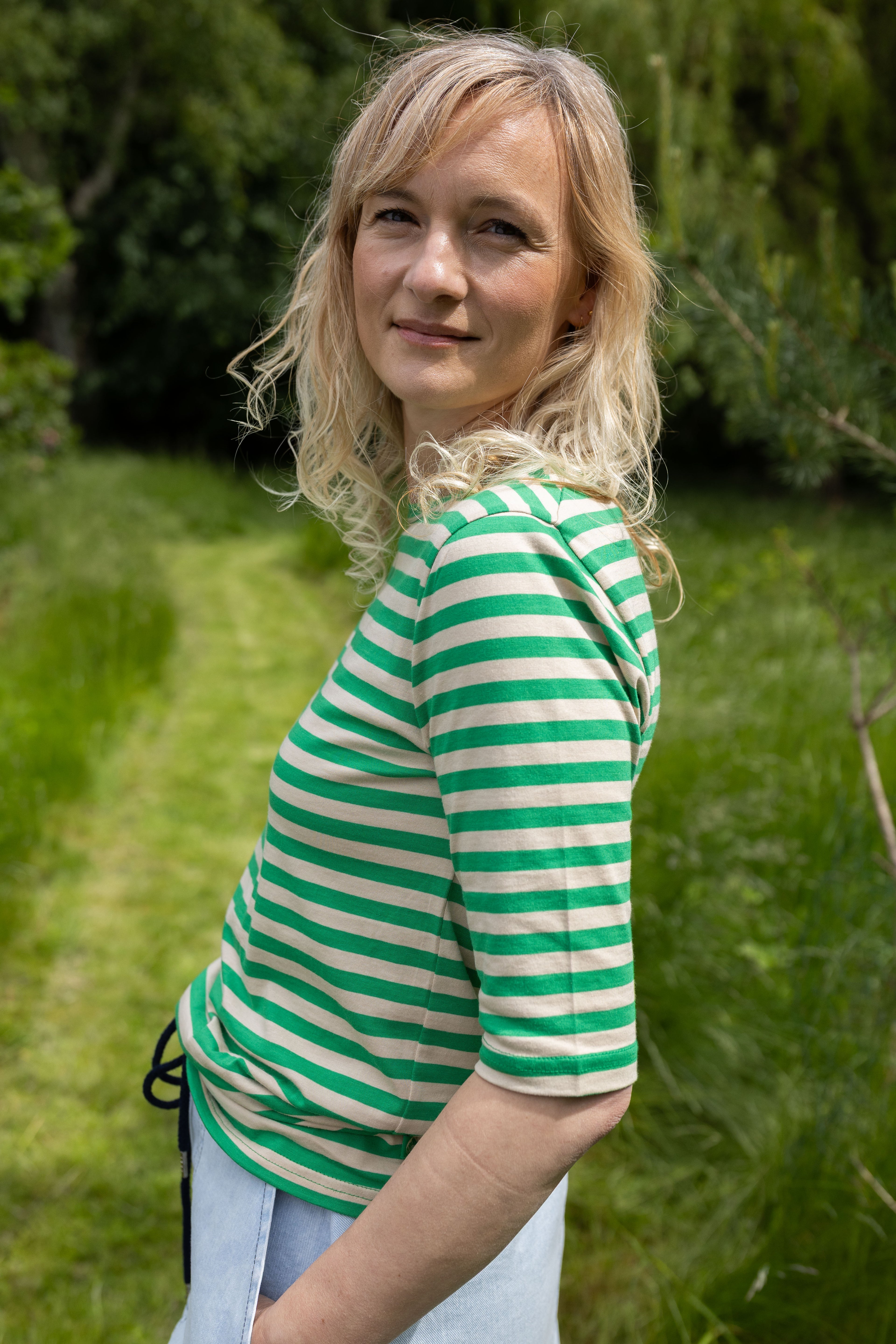 Lækker t-shirt med striber i grøn og beige til kvinder