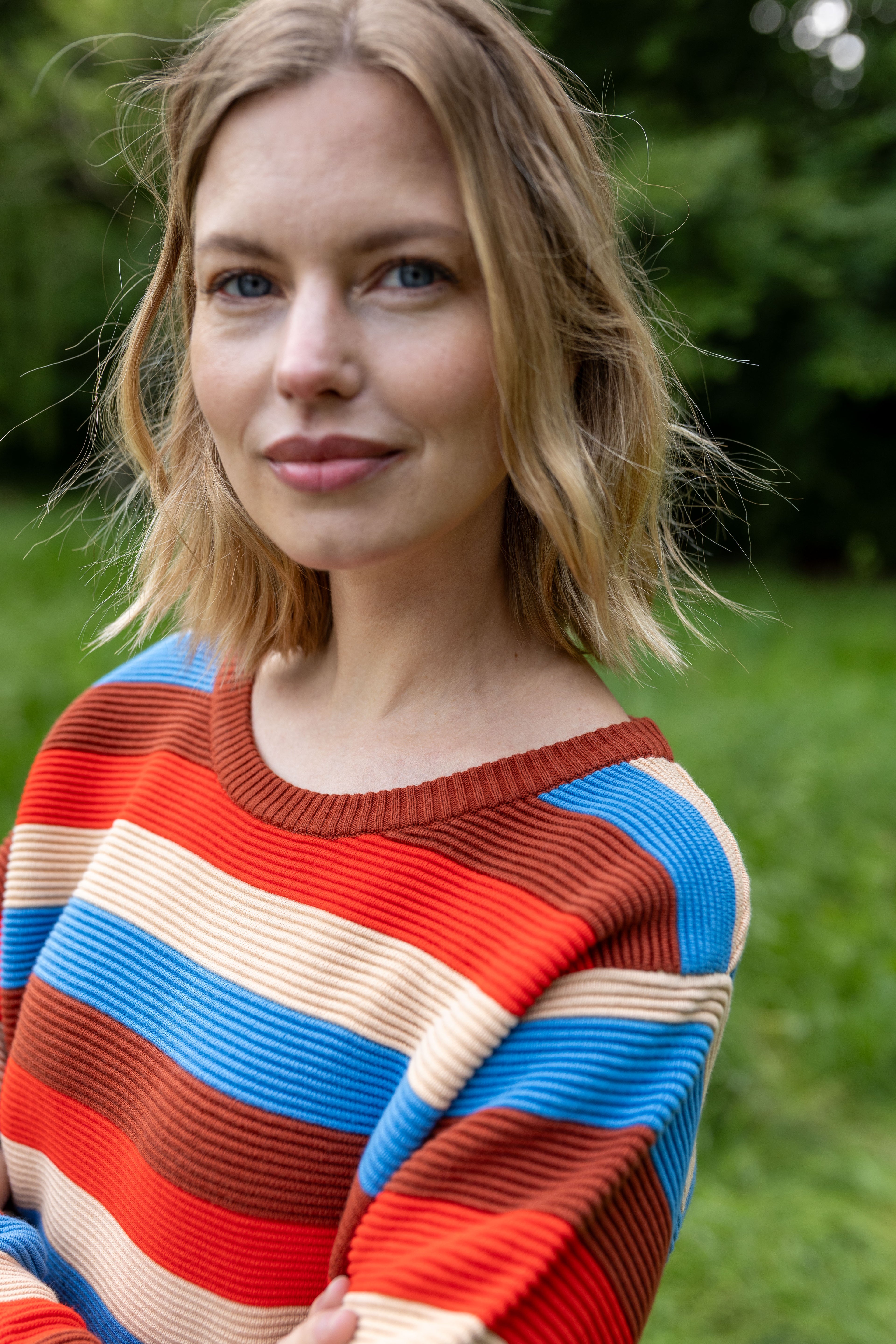 Flot sweater med brede striber i flotte farver til kvinder