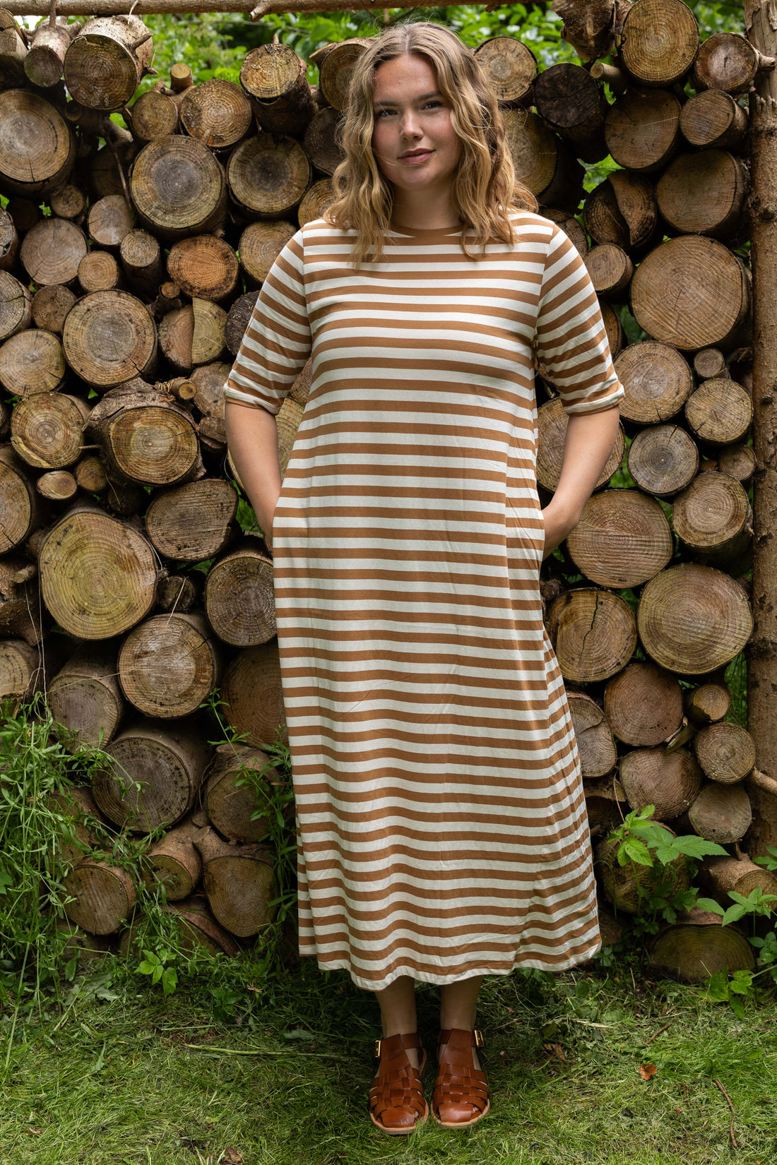 Klassisk kjole med t-shirt ærmer og striber i beige og mokka til kvinder