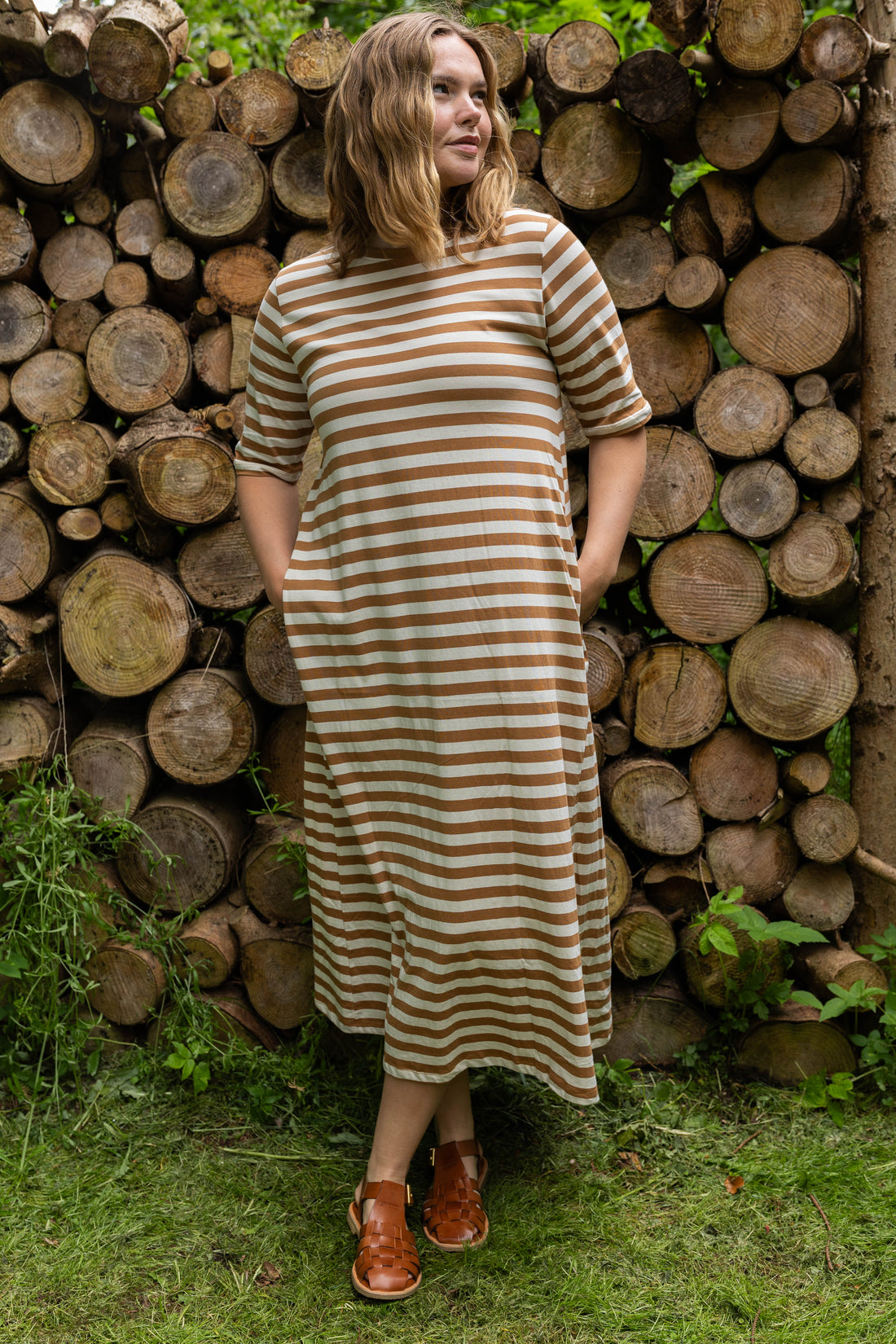 Klassisk kjole med t-shirt ærmer og striber i beige og mokka til kvinder