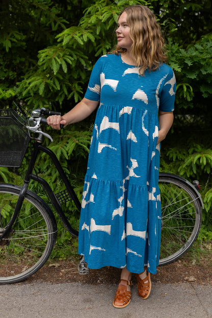 Skøn kjole med mønster i varm blå og lys beige til kvinder