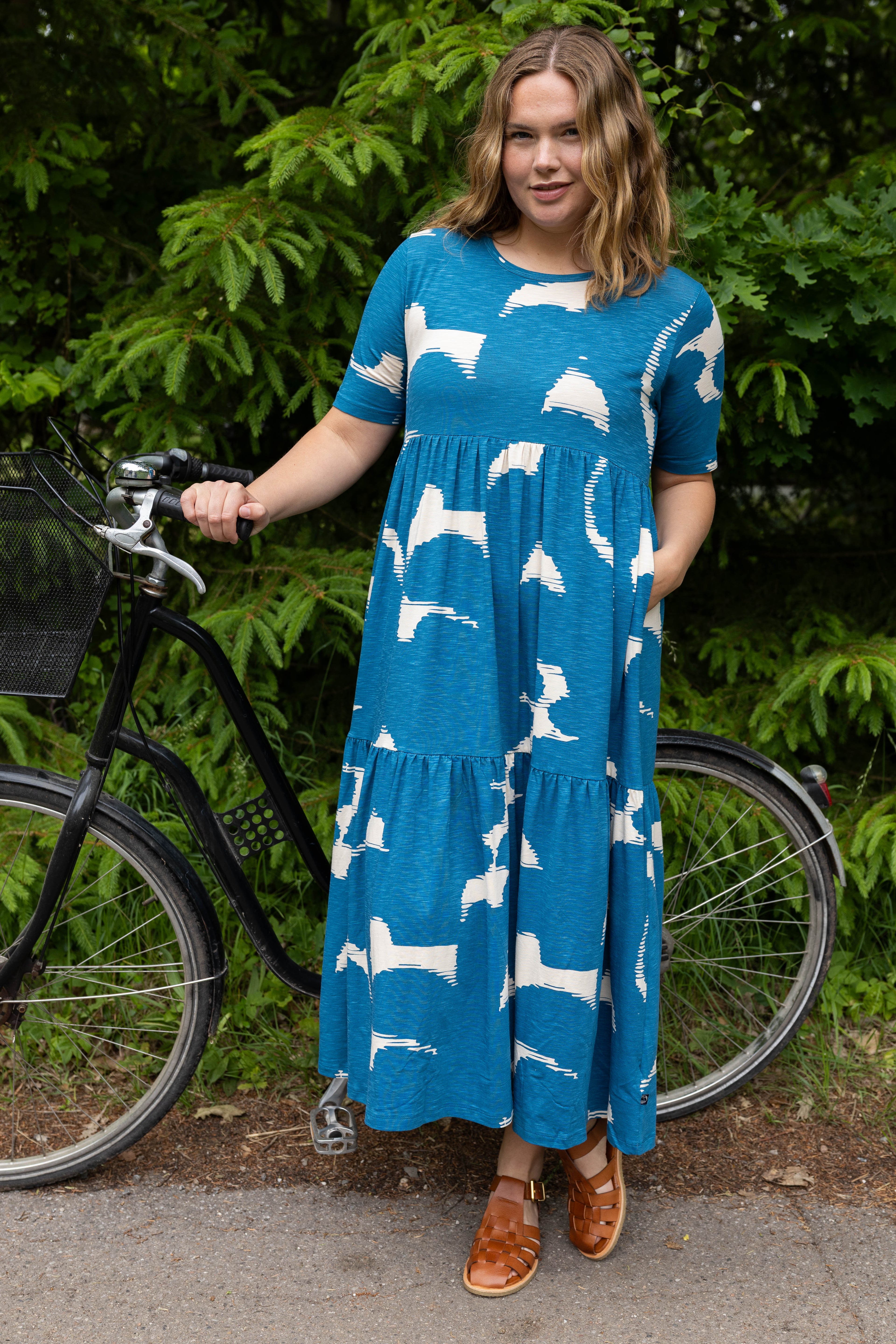 Skøn kjole med mønster i varm blå og lys beige til kvinder