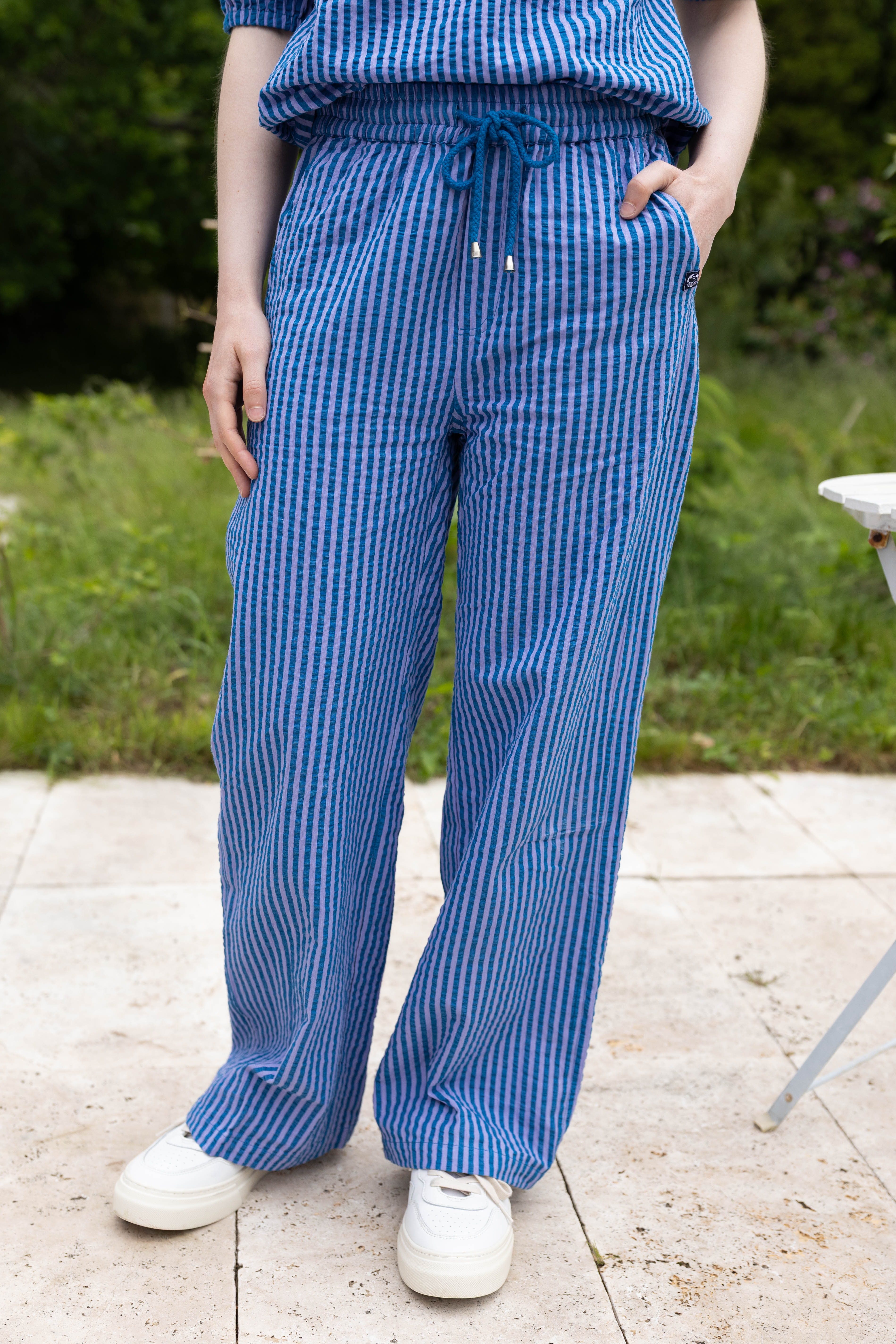 Lækre bæk og bølge bukser med elastik i taljen og blå og lilla striber til kvinder