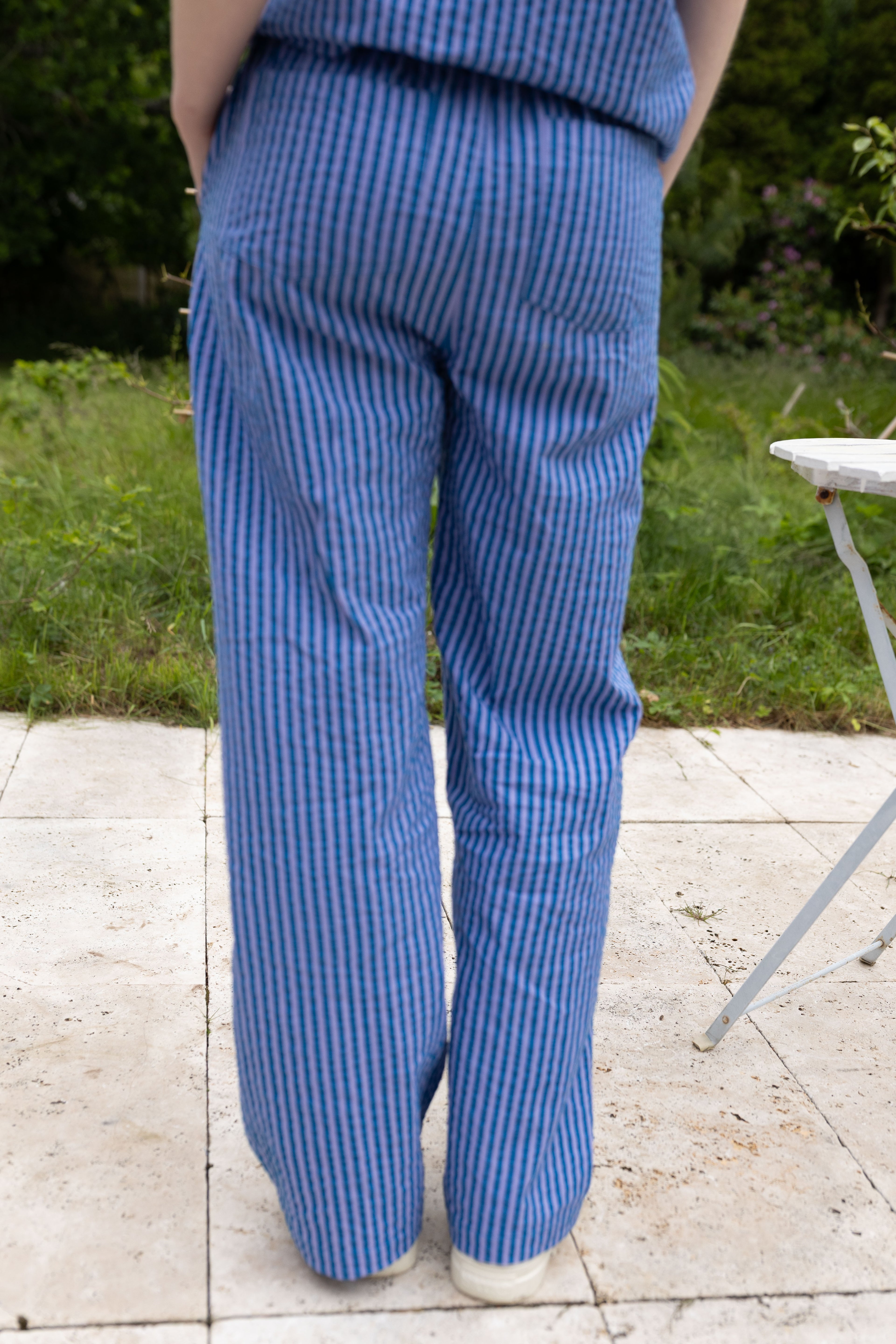 Lækre bæk og bølge bukser med elastik i taljen og blå og lilla striber til kvinder