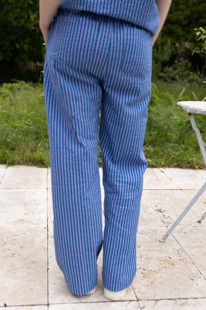 Lækre bæk og bølge bukser med elastik i taljen og blå og lilla striber til kvinder