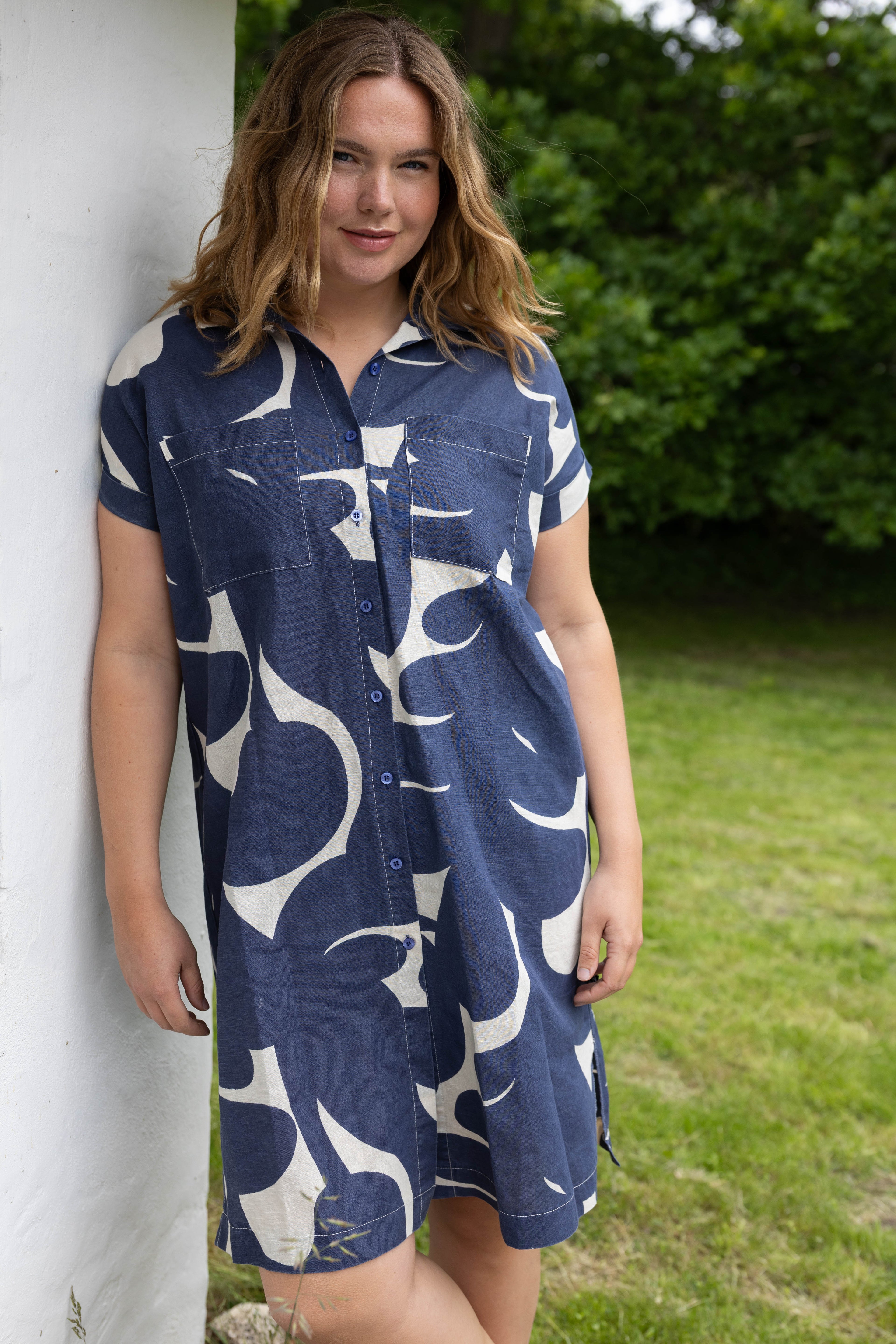 Fin mønstret skjortekjole i lækker hørblanding til kvinder