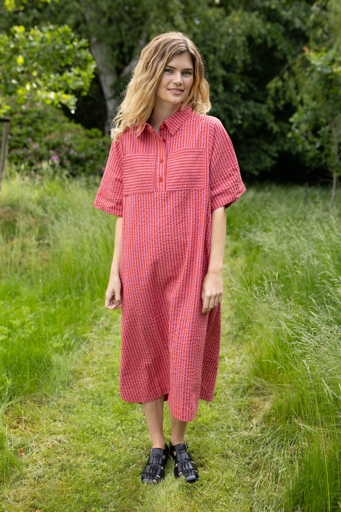 Flot bæk og bølge skjortekjole i varme røde og lyserøde striber til kvinder.