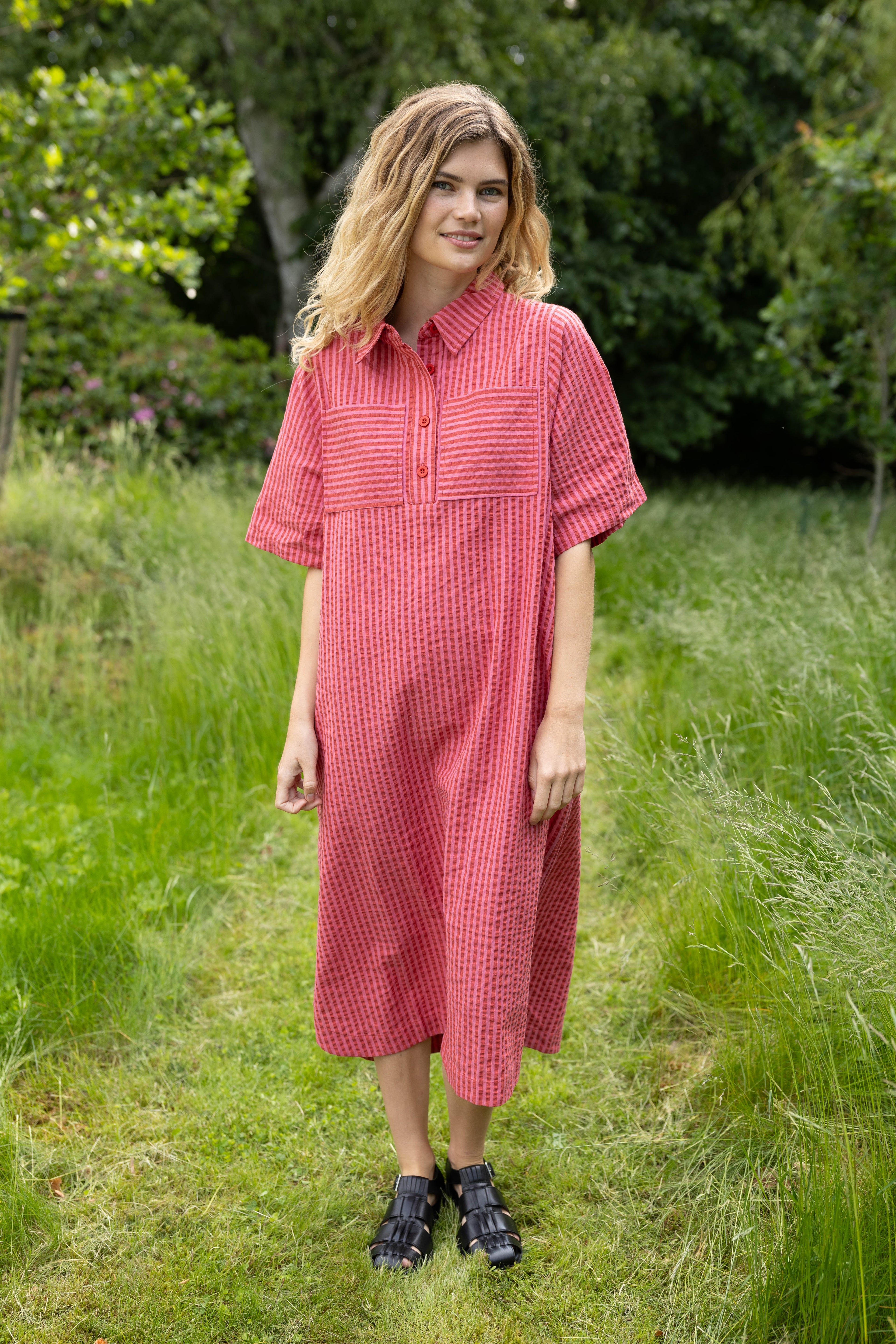 Flot bæk og bølge skjortekjole i varme røde og lyserøde striber til kvinder.