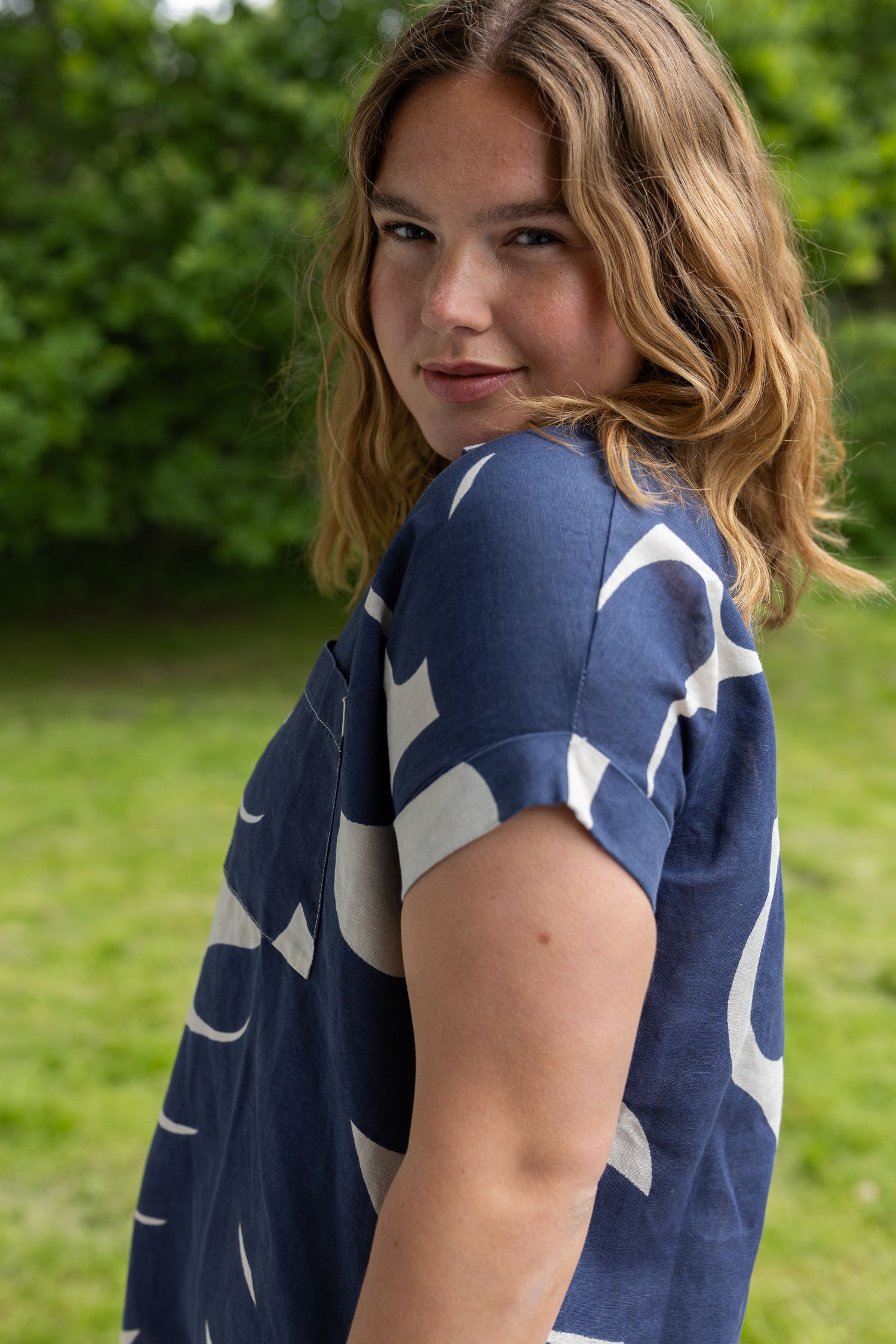 Fin mønstret skjortekjole i lækker hørblanding til kvinder