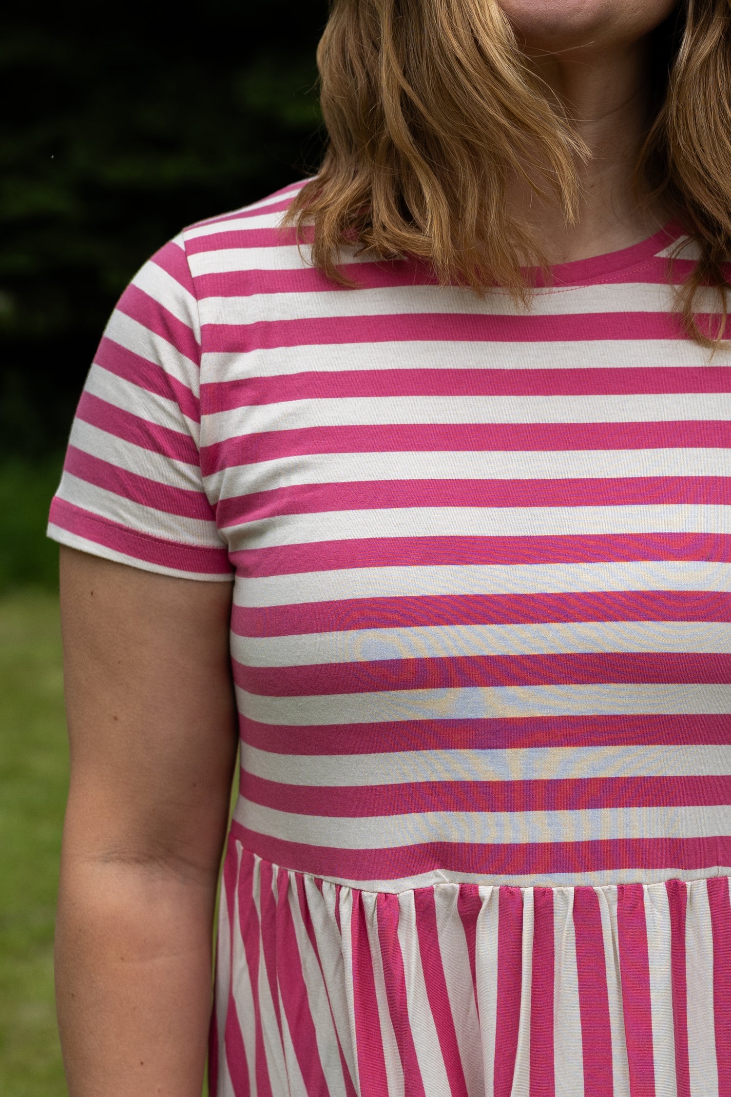 Fin kjole med korte ærmer, skørt med vidde og striber til kvinder