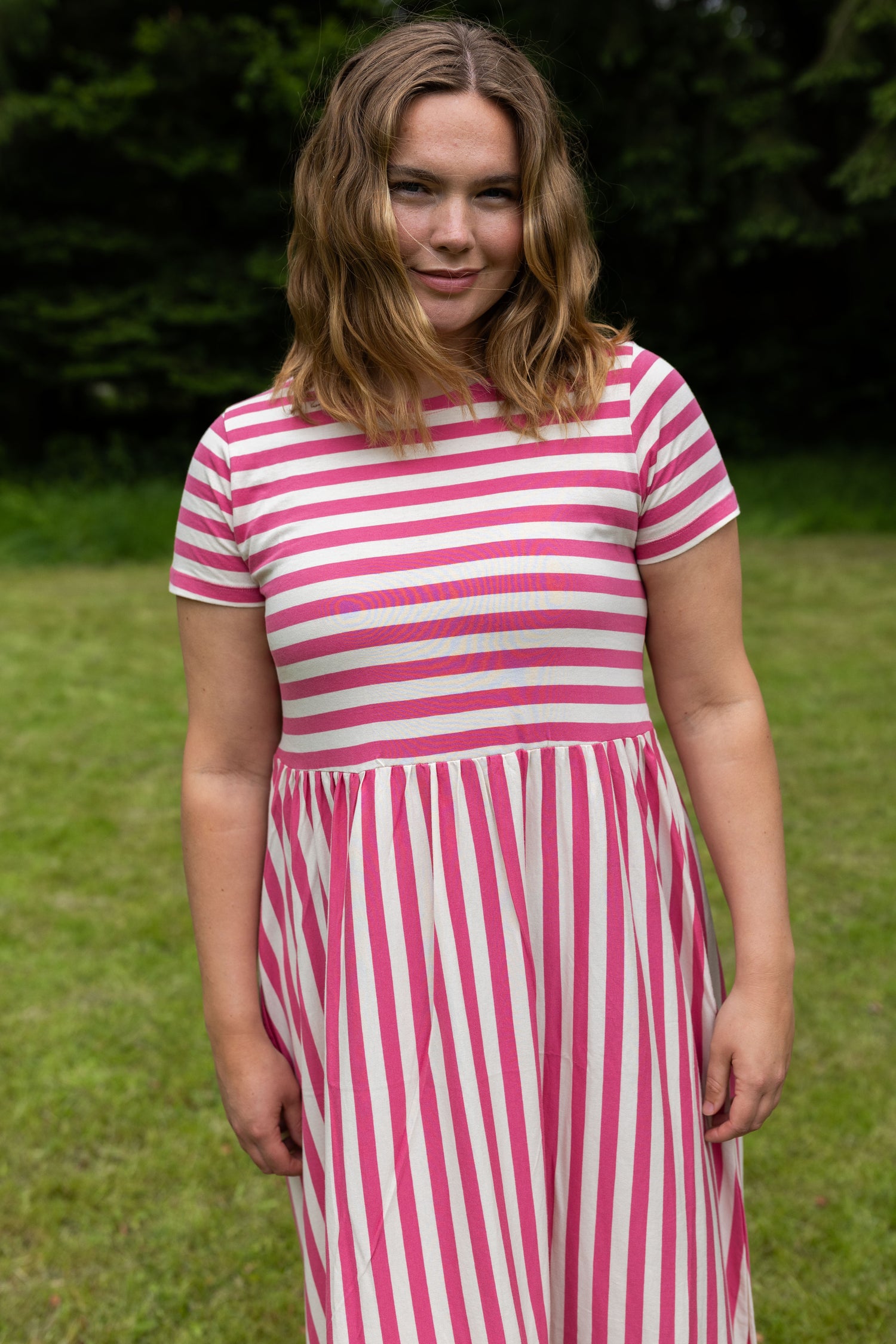 Fin kjole med korte ærmer, skørt med vidde og striber til kvinder