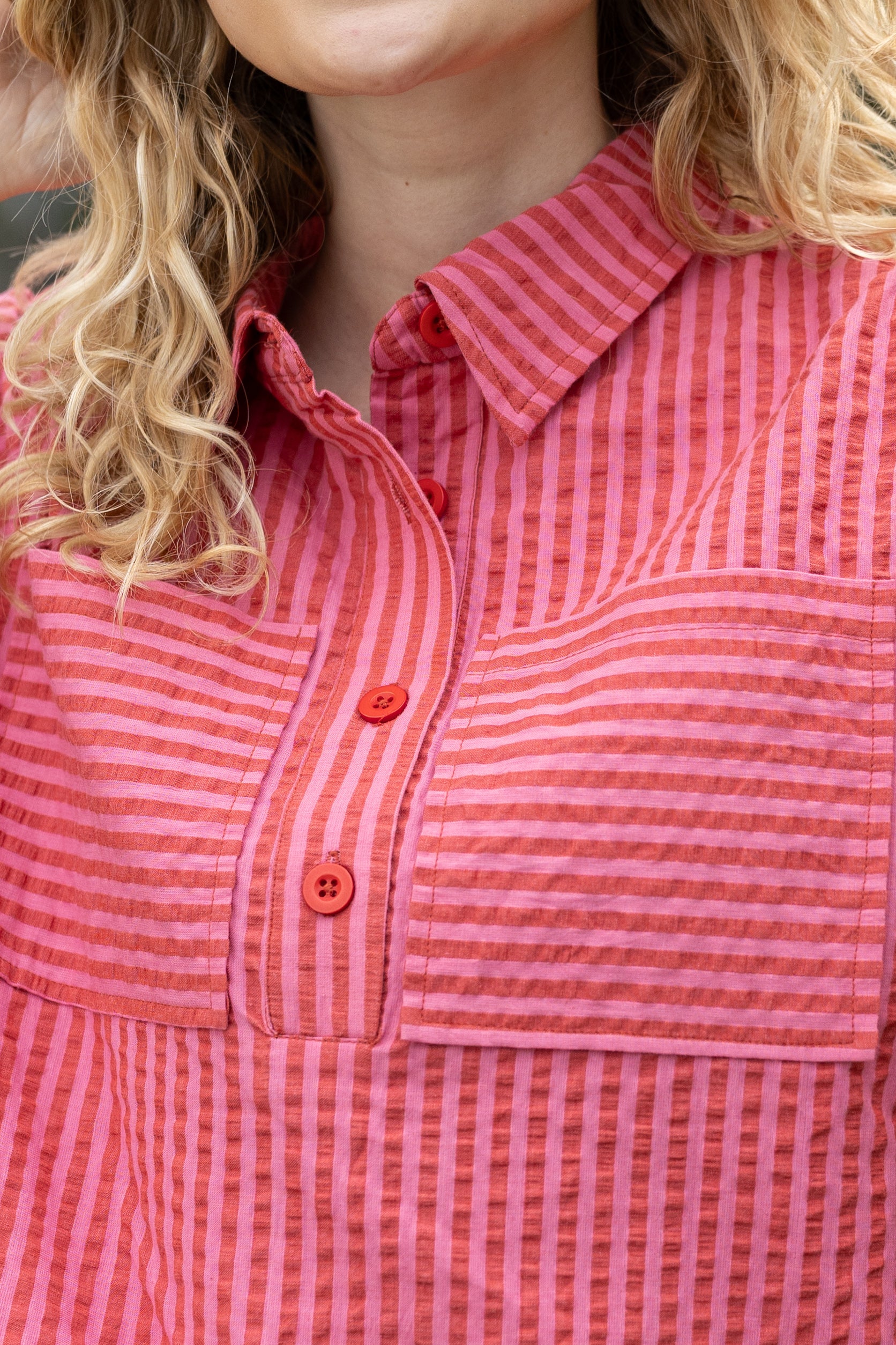 Flot bæk og bølge skjortekjole i varme røde og lyserøde striber til kvinder