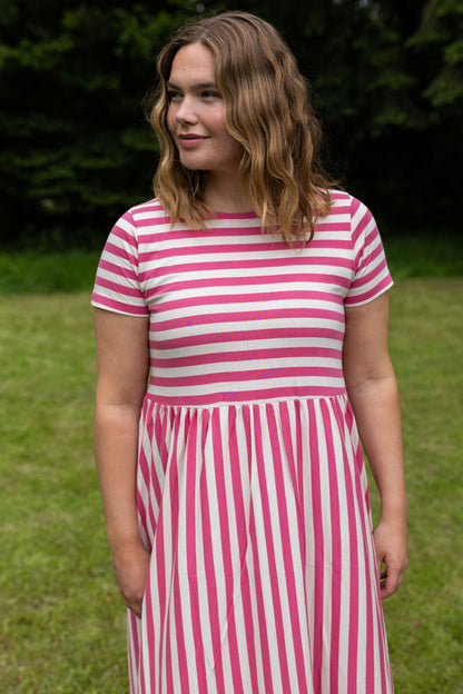 Fin kjole med korte ærmer, skørt med vidde og striber til kvinder