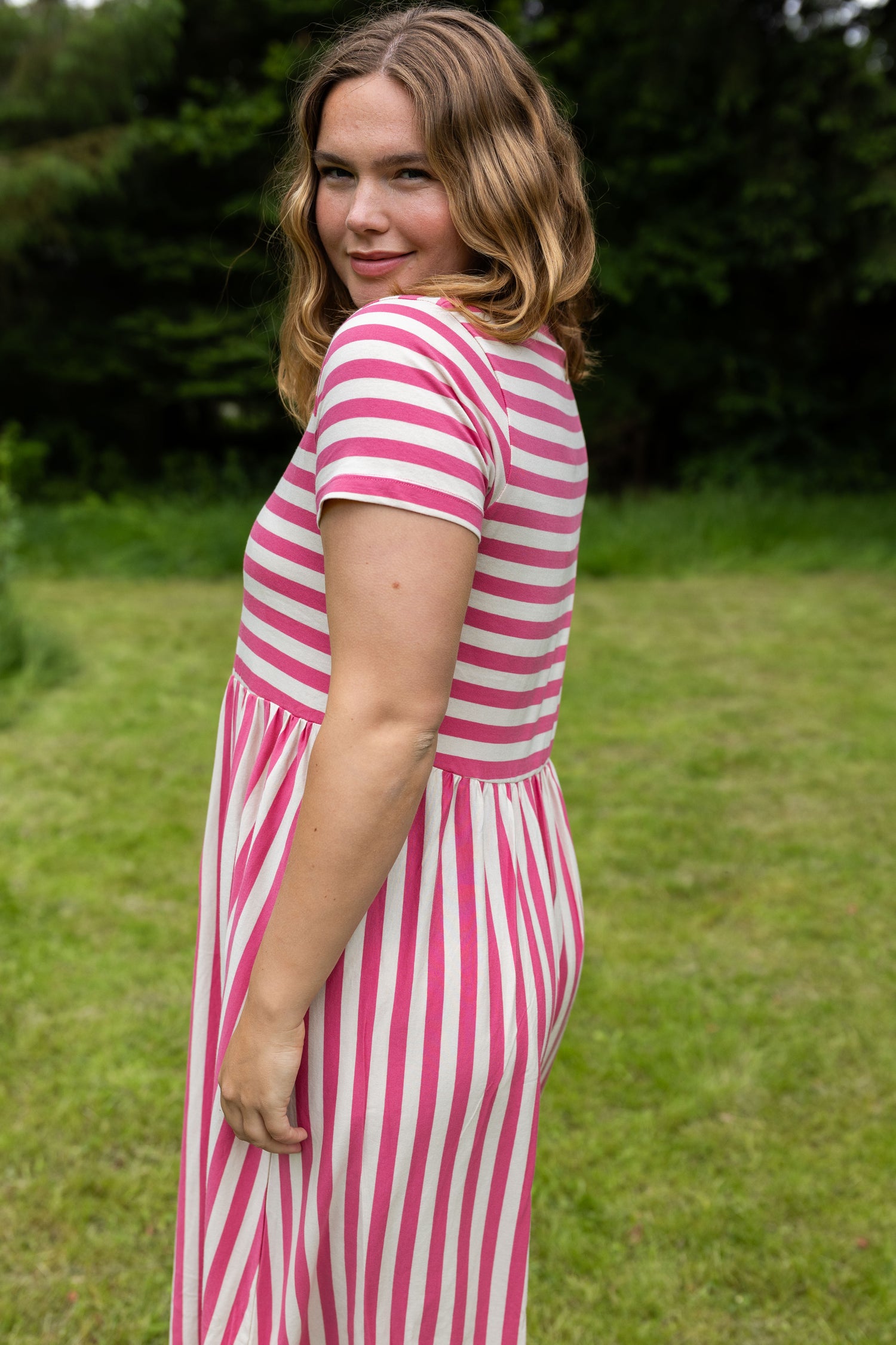 Fin kjole med korte ærmer, skørt med vidde og striber til kvinder