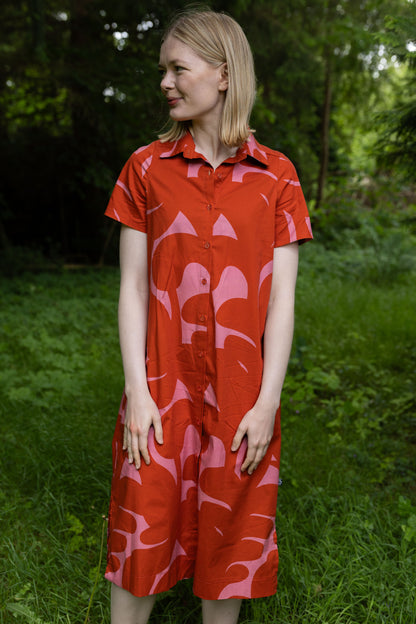 Lækker mønstret skjortekjole i brændt rød og pink til kvinder