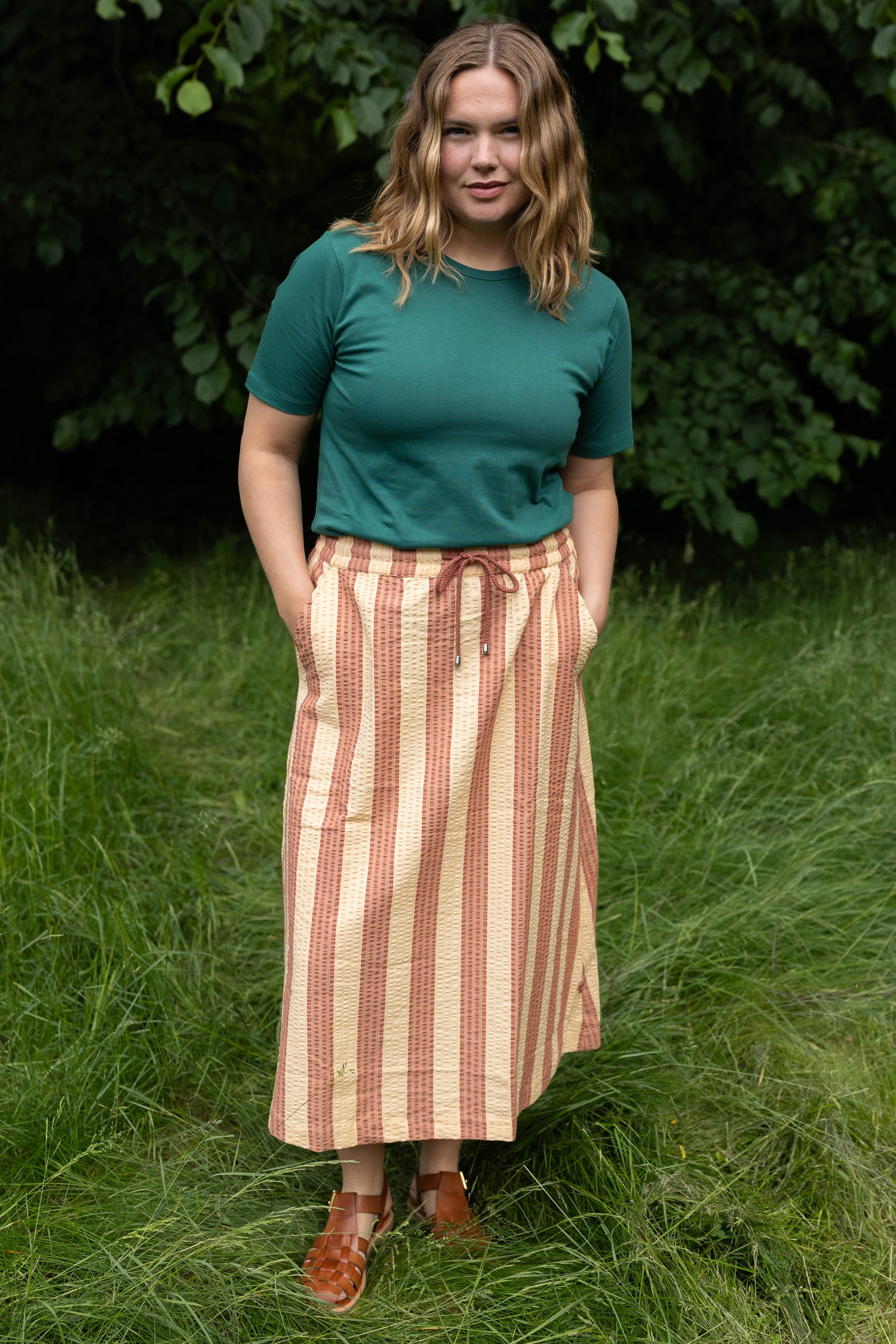 Smart t-shirt i mørkegrøn med rund hals til kvinder