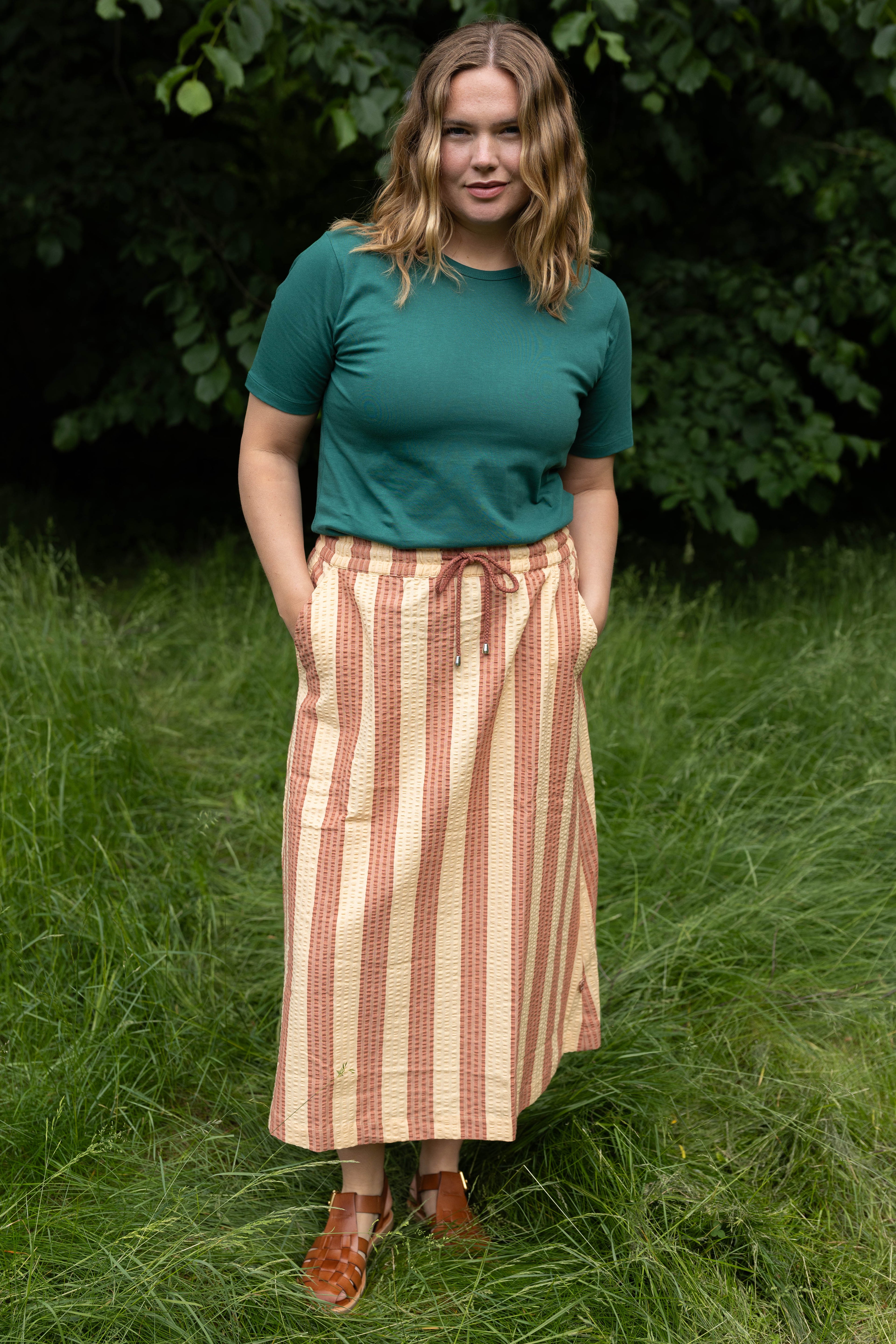 Smart t-shirt i mørkegrøn med rund hals til kvinder