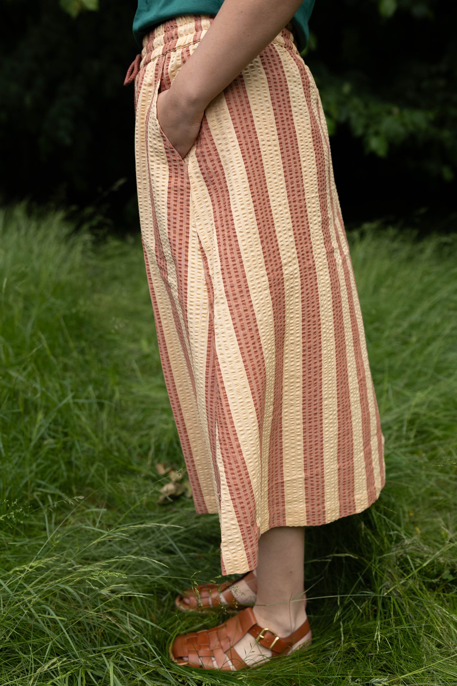 Sød bæk og bølge nederdel med orangebrune og sandfarvede striber til kvinder