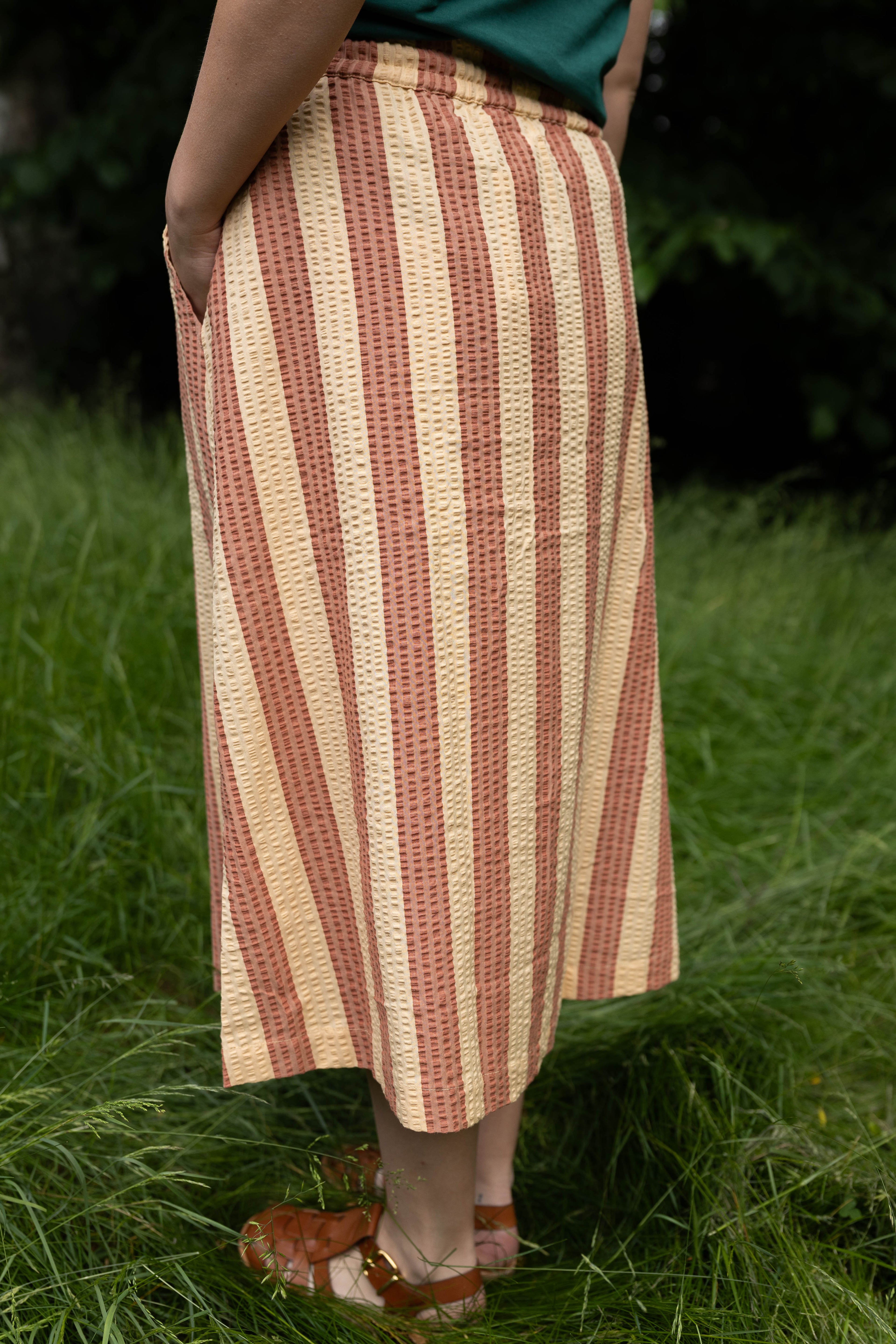 Sød bæk og bølge nederdel med orangebrune og sandfarvede striber til kvinder