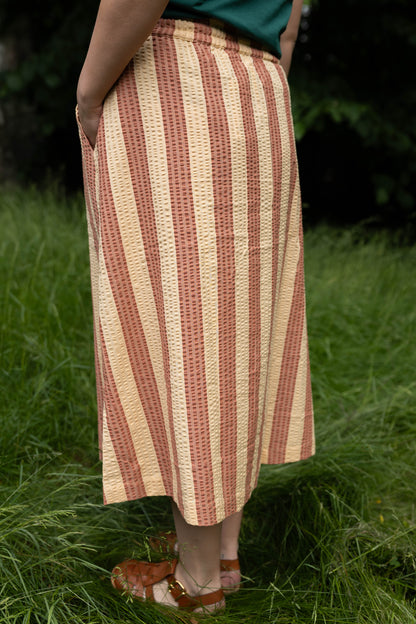 Sød bæk og bølge nederdel med orangebrune og sandfarvede striber til kvinder