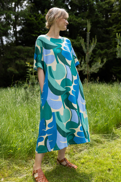 Flot kjole i blåt og grønt bladmønster til kvinder fra Danefæ.