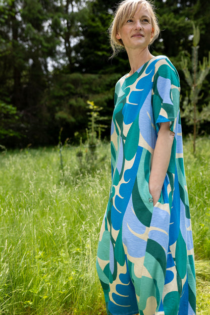 Flot kjole i blåt og grønt bladmønster fra Danefæ til kvinder-1