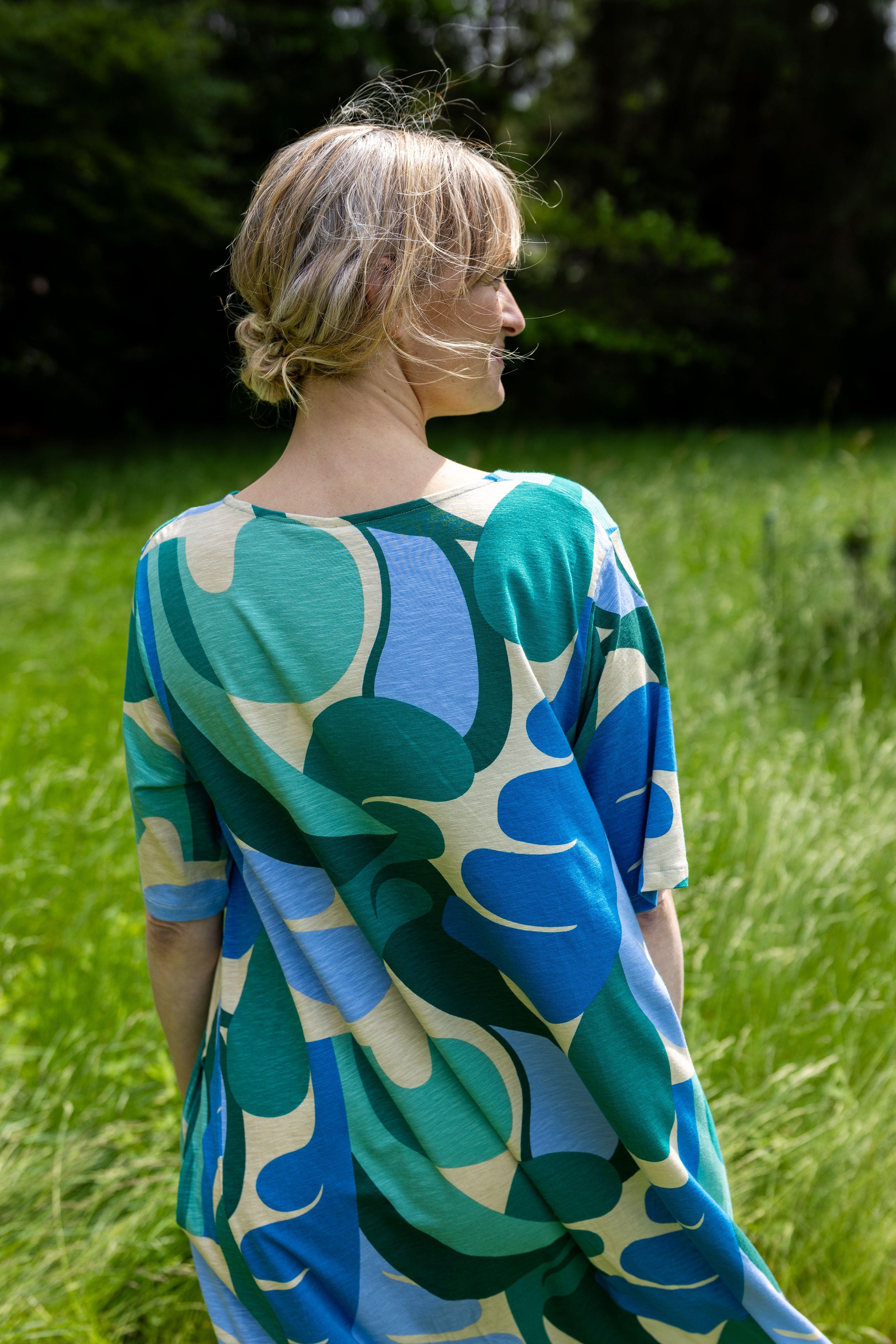 Flot kjole i blåt og grønt bladmønster til kvinder fra Danefæ