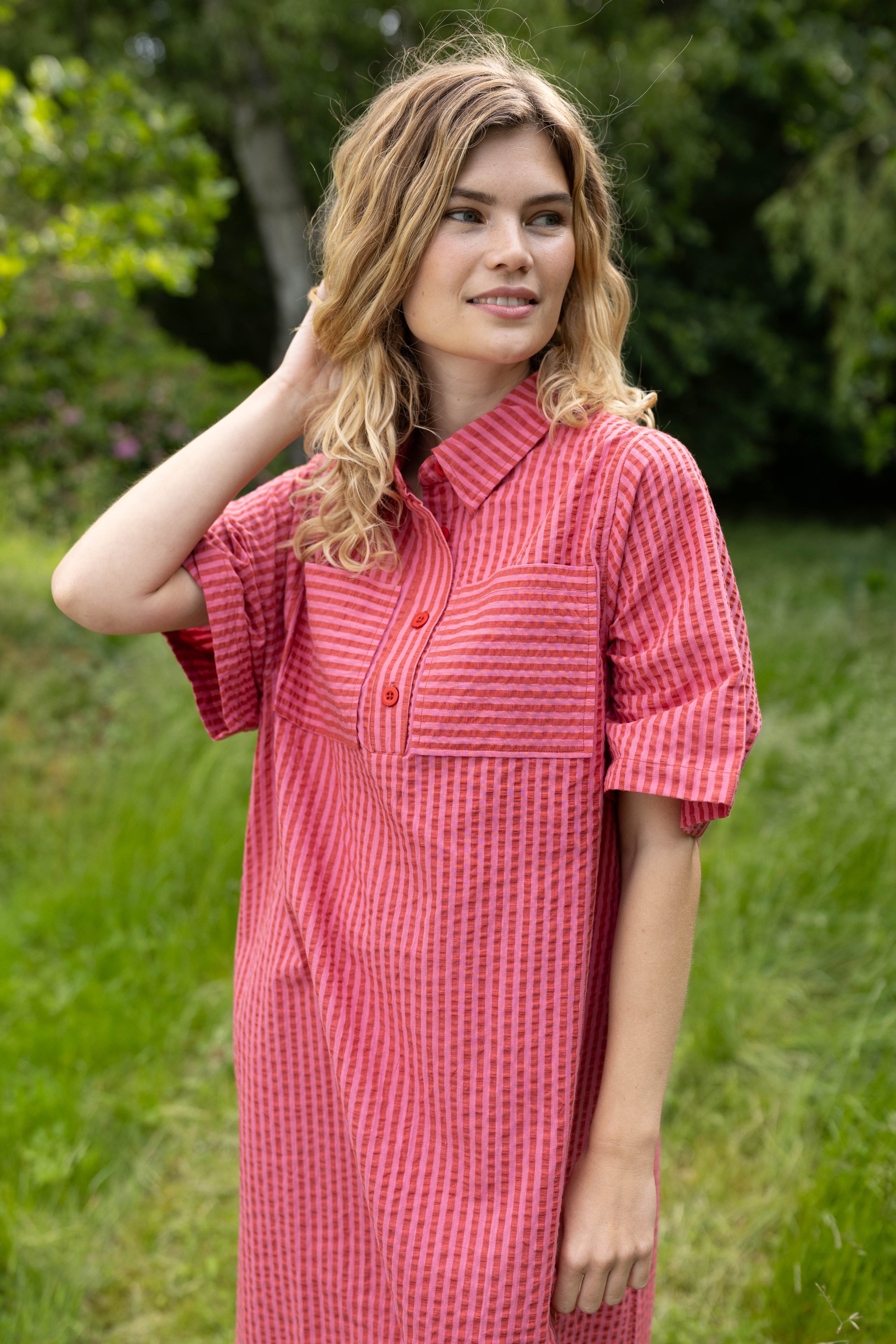 Flot bæk og bølge skjortekjole i varme røde og lyserøde striber til kvinder