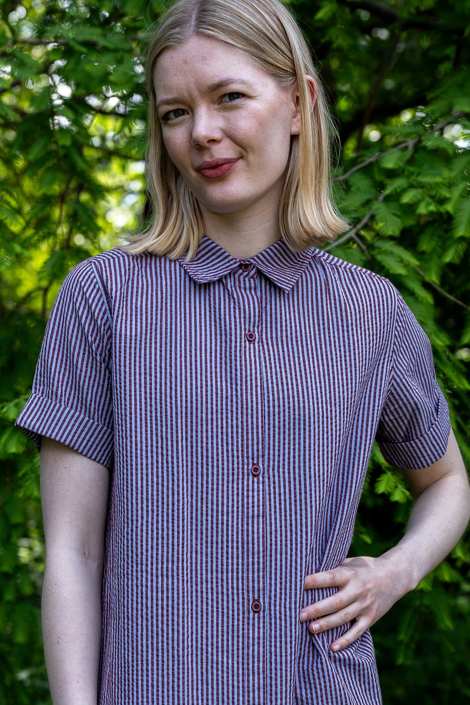 Sød bæk og bølge skjortekjole med rødbrune og lyseblå striber til kvinder