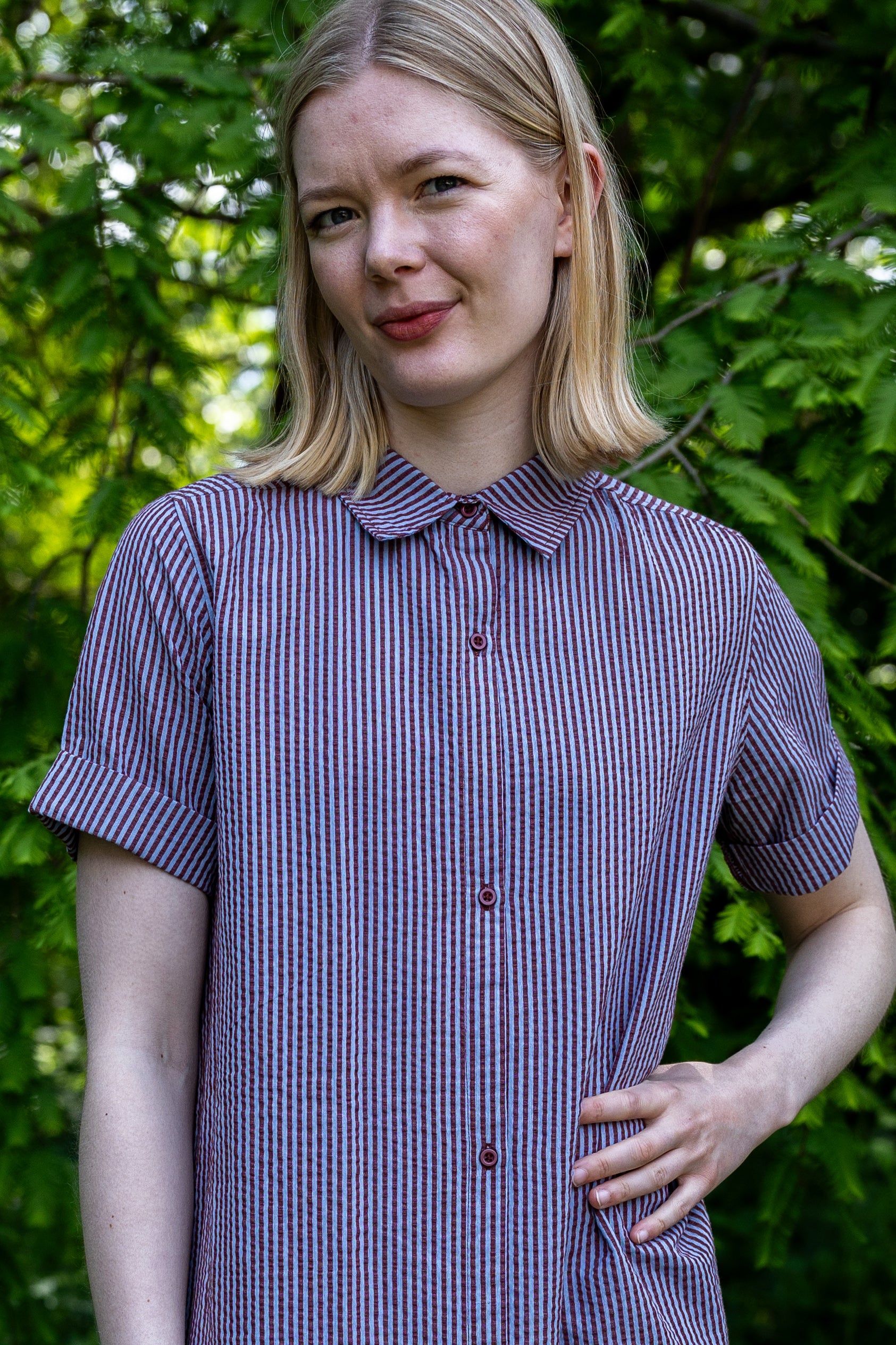 Sød bæk og bølge skjortekjole med rødbrune og lyseblå striber til kvinder