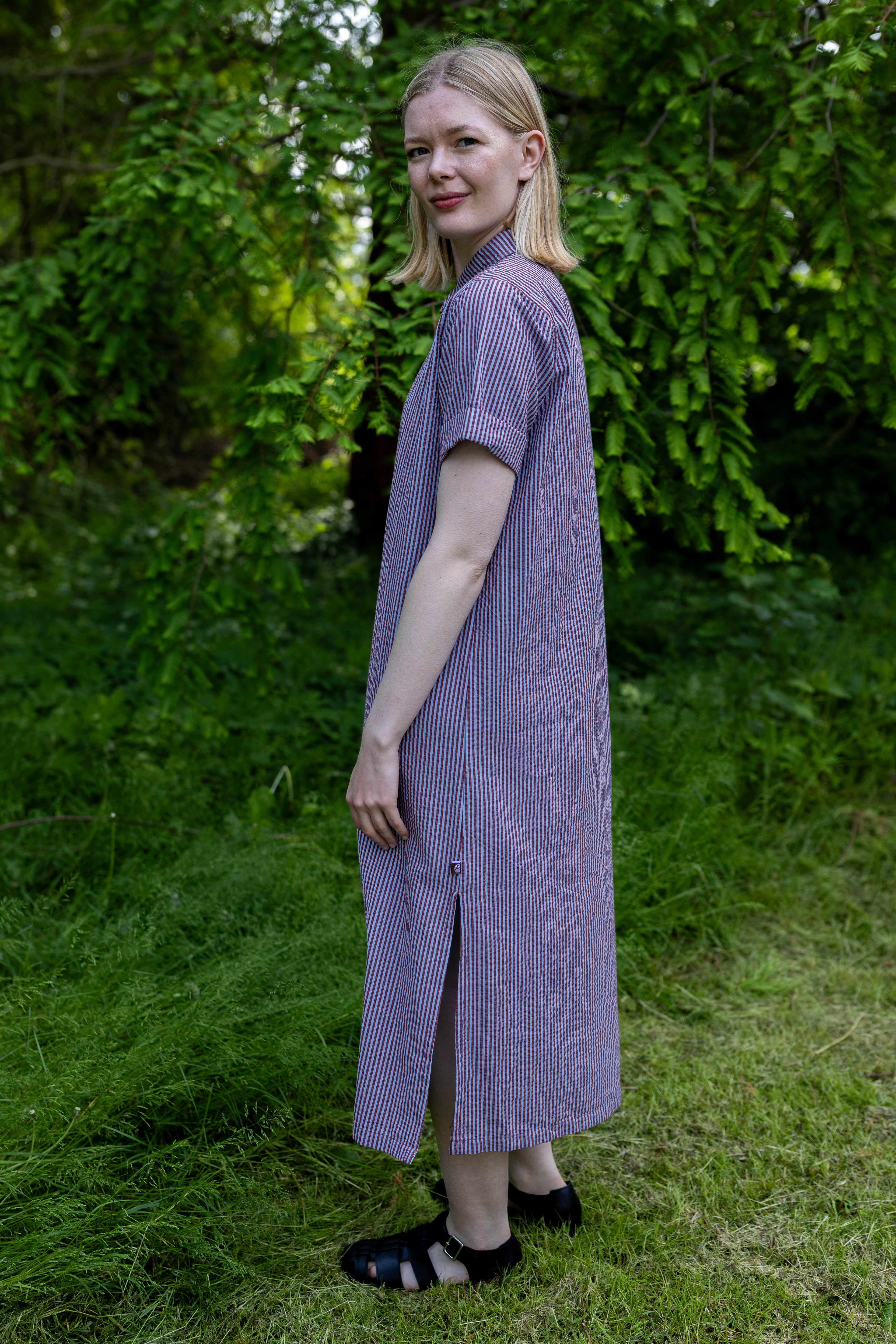 Sød bæk og bølge skjortekjole med rødbrune og lyseblå striber til kvinder