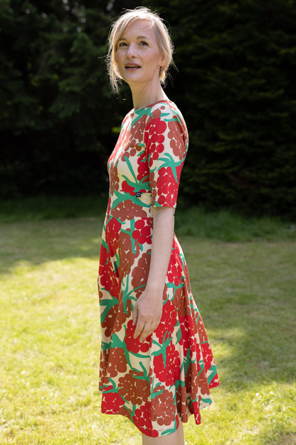 Skøn kjole med print af røde bær til kvinder