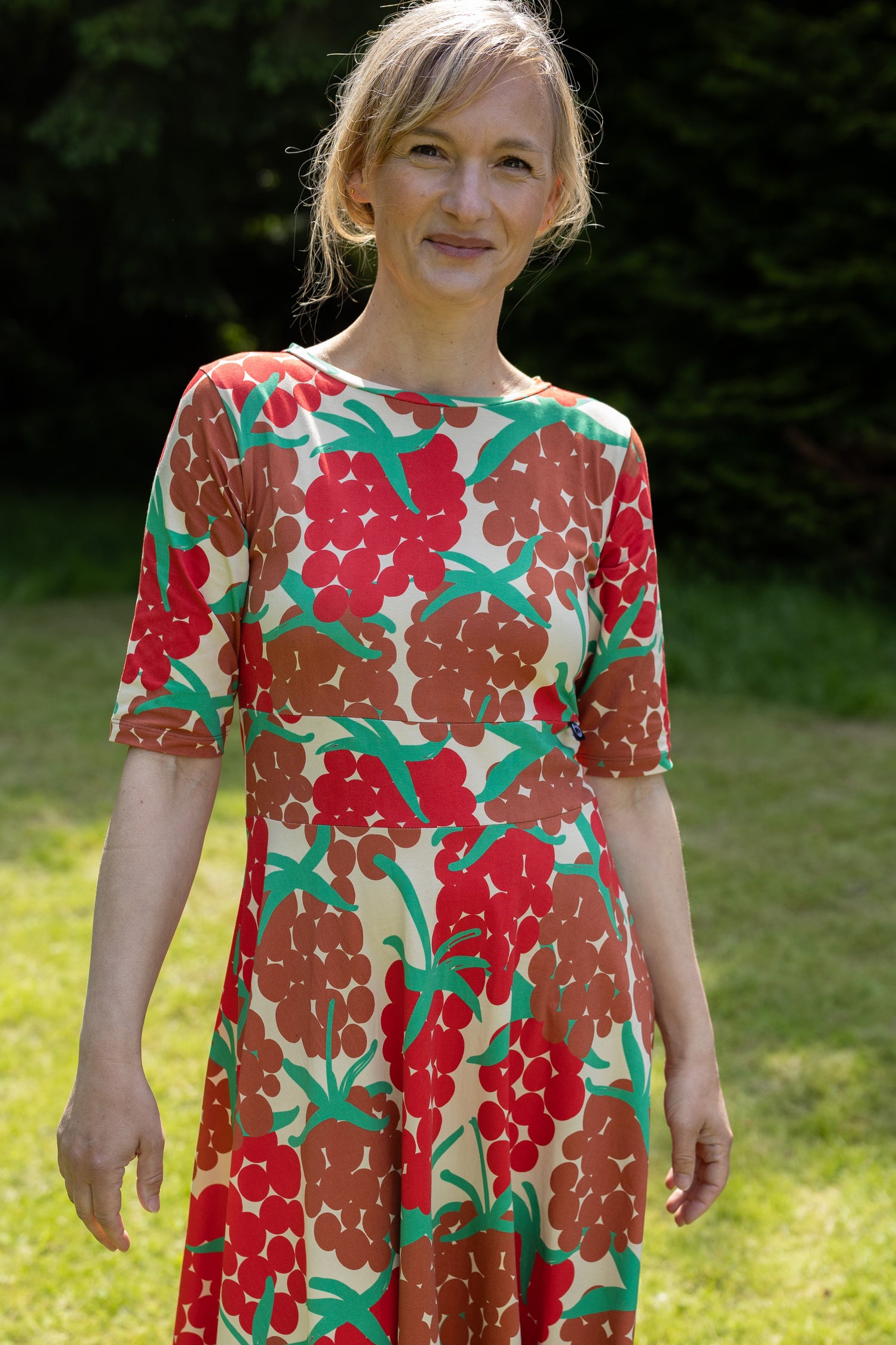 Skøn kjole med print af røde bær til kvinder