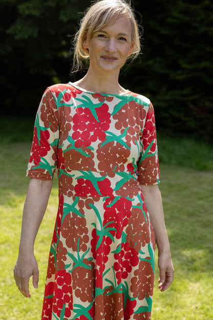 Skøn kjole med print af røde bær til kvinder