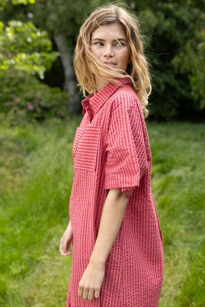 Flot bæk og bølge skjortekjole i varme røde og lyserøde striber til kvinder