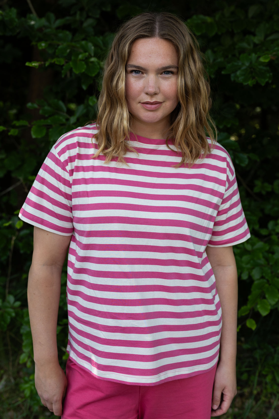 Fin boxy t-shirt med rund hals og striber i beige og pink til kvinder