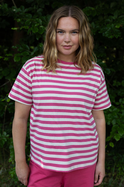 Fin boxy t-shirt med rund hals og striber i beige og pink til kvinder