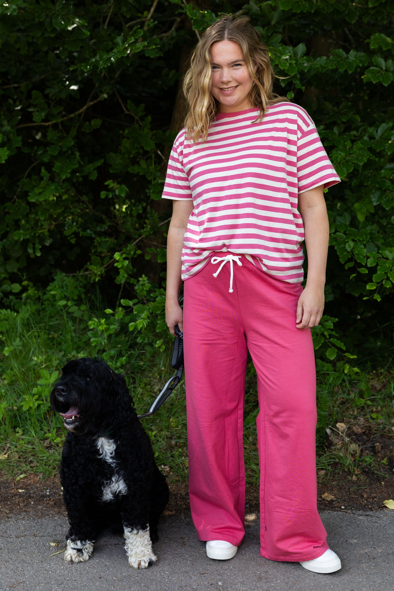 Fin boxy t-shirt med rund hals og striber i beige og pink til kvinder